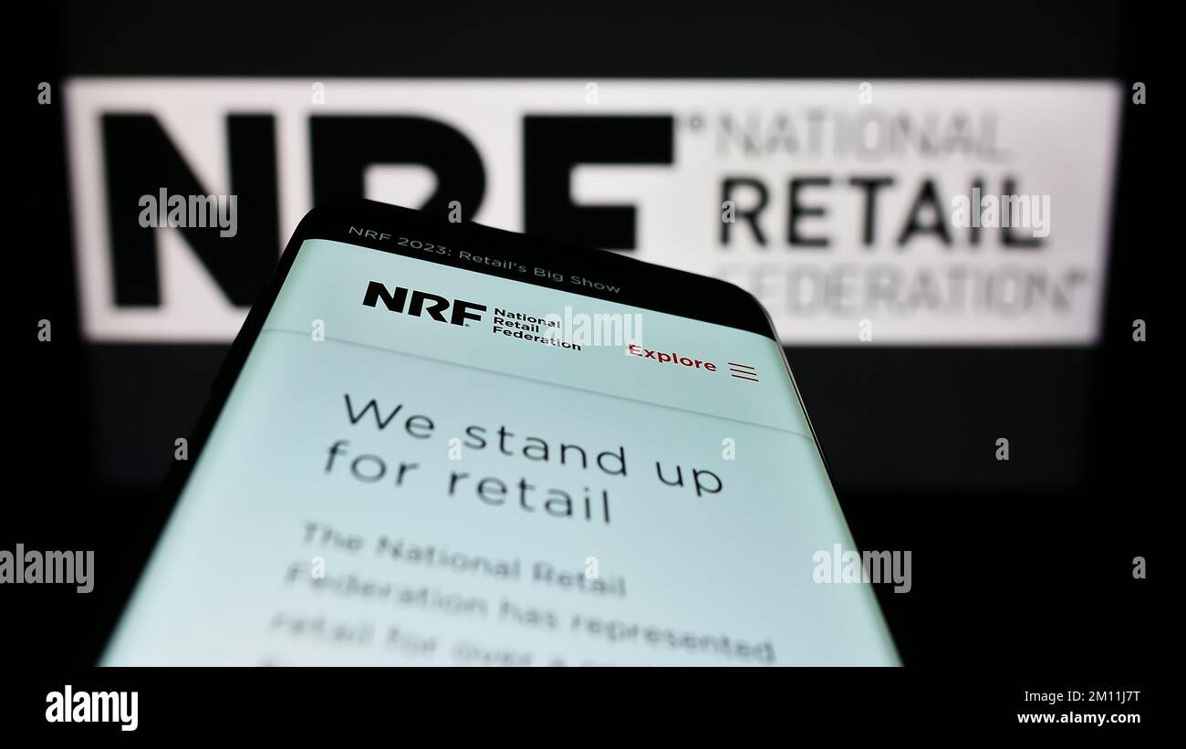 Téléphone mobile avec le site Web de l'association commerciale américaine National Retail Federation (NRF) à l'écran devant le logo. Faites la mise au point dans le coin supérieur gauche de l'écran du téléphone. Banque D'Images