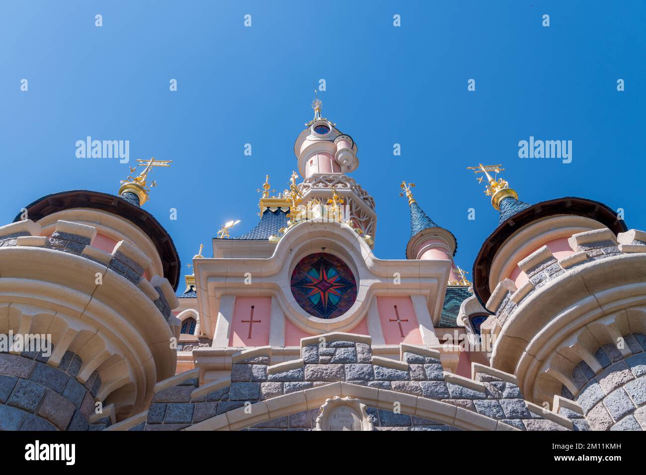 PARIS, FRANCE - 11 AOÛT 2022 : le parc Disneyland est le parc à thème original du complexe, qui ouvre en 1992. Un deuxième parc à thème, Walt Disney Studios Banque D'Images