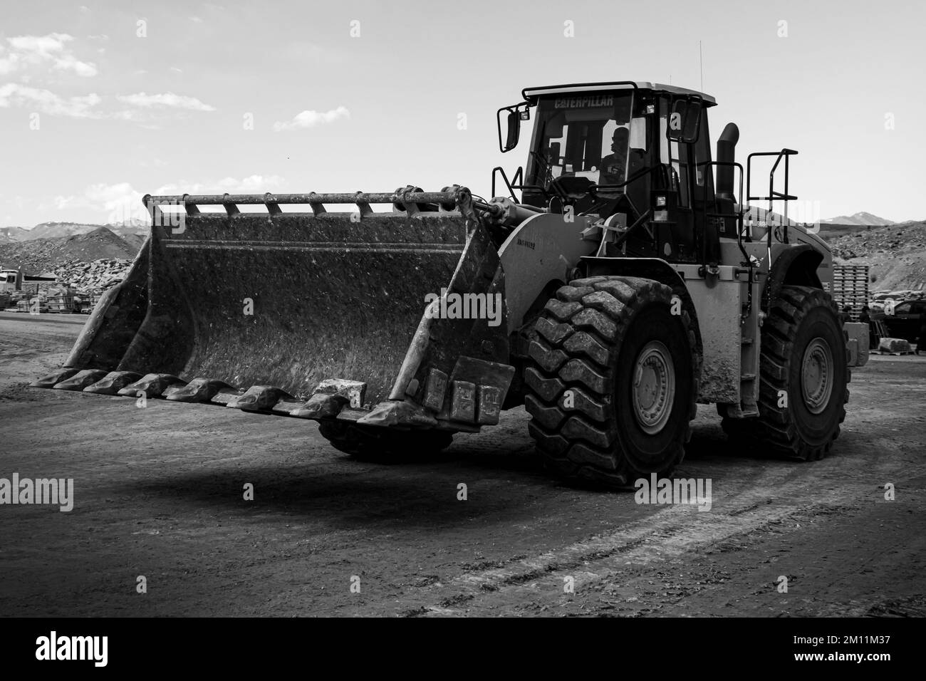 Chargeuse sur pneus sur un site de construction dans l'Utah. Photo en noir et blanc. Banque D'Images