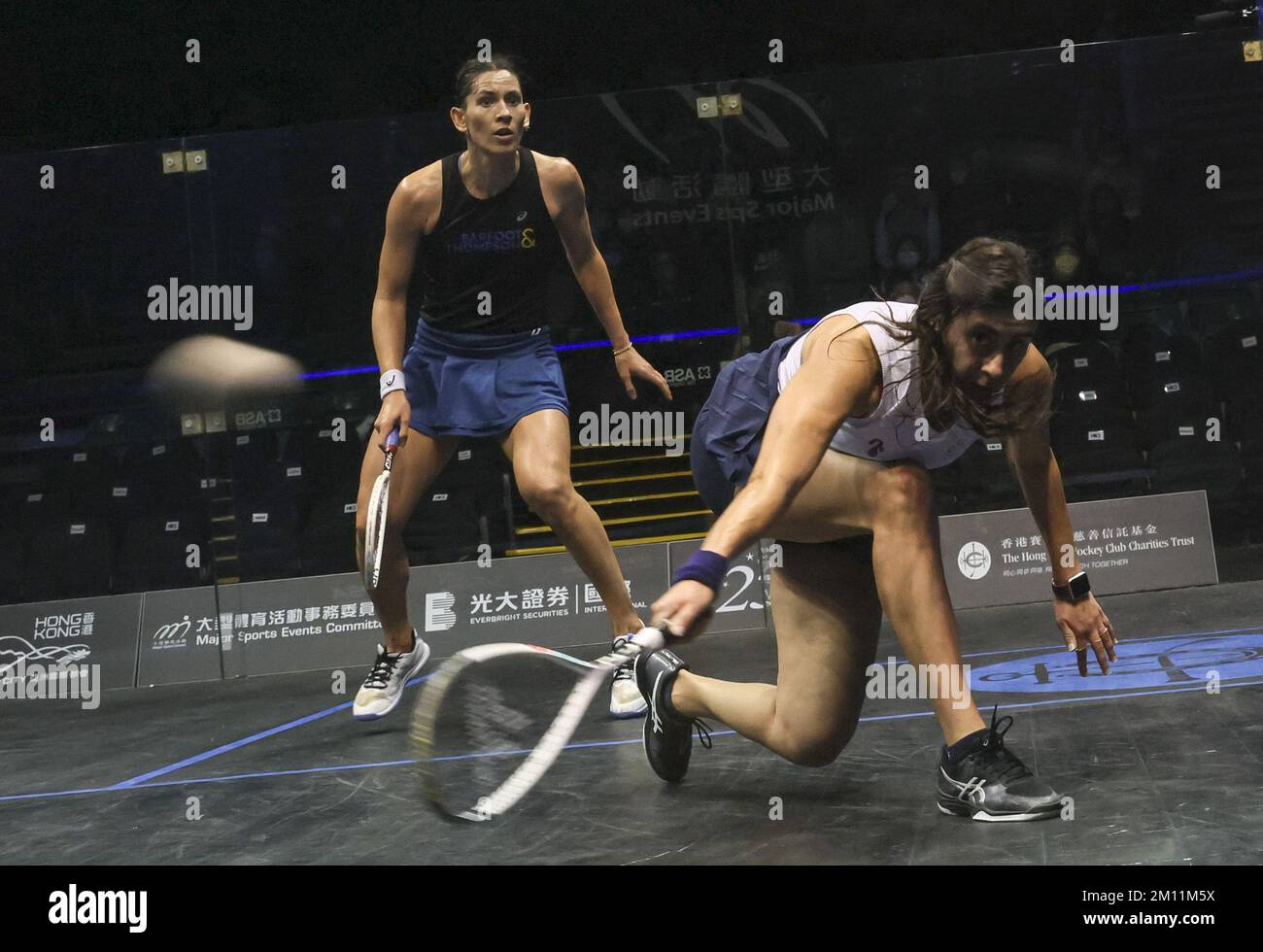 Joelle King (NZL) contre Nour EI Sherbini (EGY), Nour (chemise blanche) remporte (8-11, 11-3, 11-8, 11-7) en demi-finale de l'Open de squash de Hong Kong au Hong Kong Park Sports Center. 03DEC22 SCMP/Dickson Lee Banque D'Images