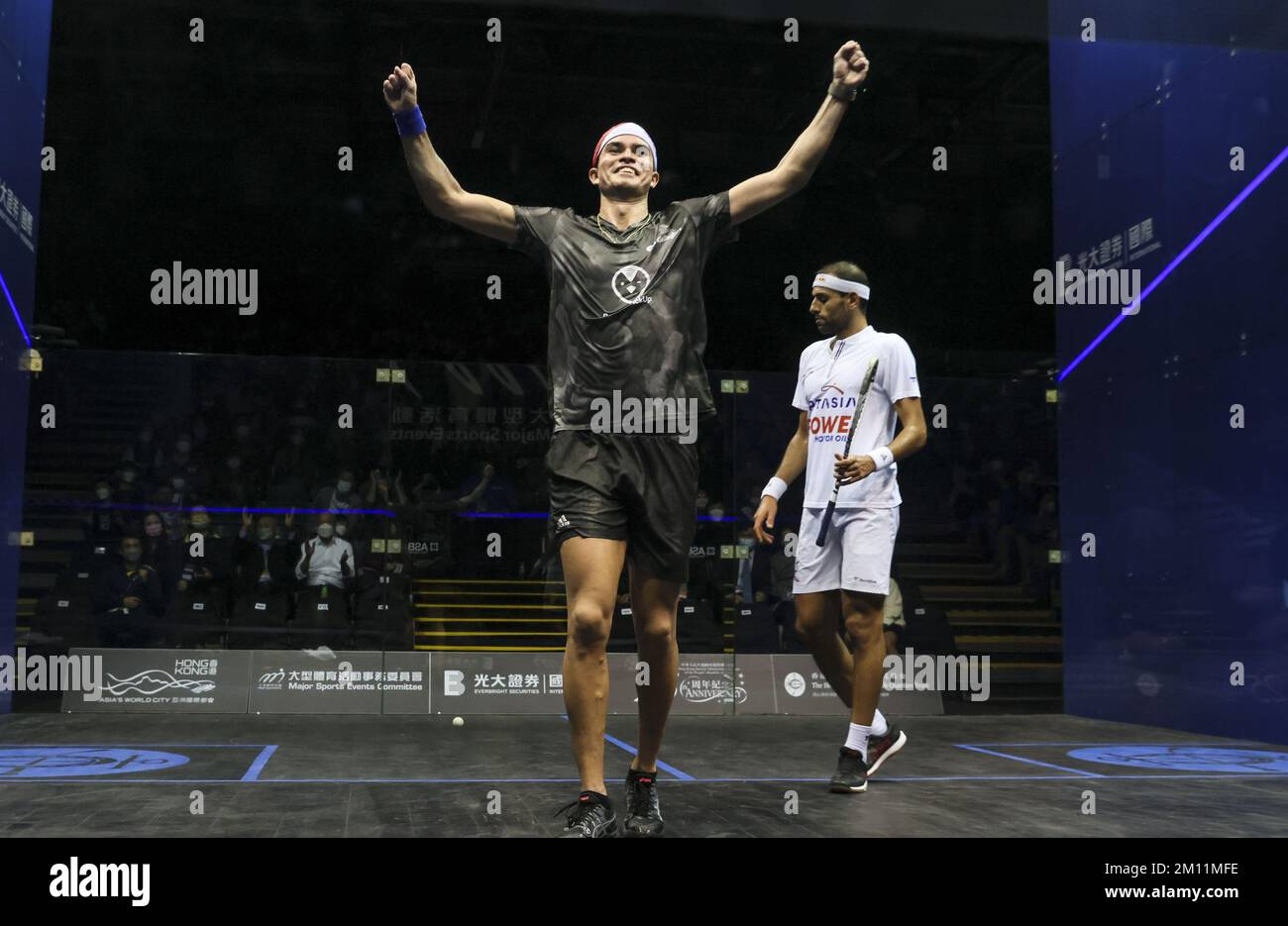 Diego Elias (PER) contre Mohamed ElShorbagy(ENG), Diego (T-shirt noir) remporte (7-11, 11-3, 6-11, 11-5, 11-7) la demi-finale de l'Open de squash de Hong Kong au Hong Kong Park Sports Center. 03DEC22 SCMP/Dickson Lee Banque D'Images