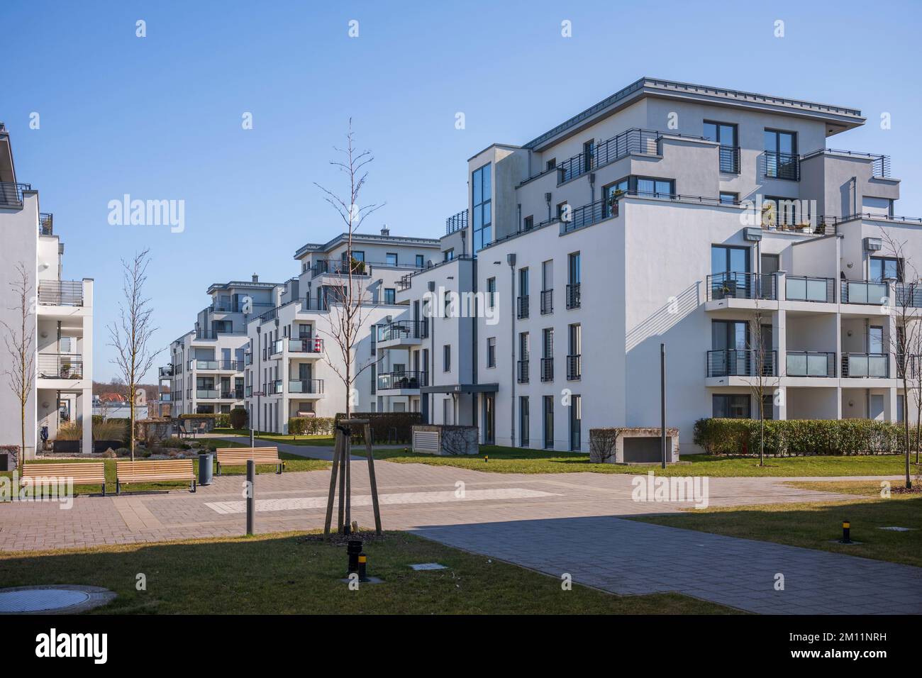Complexes de logements modernes au printemps en journée dans une ville. Immobilier en Allemagne. Banque D'Images