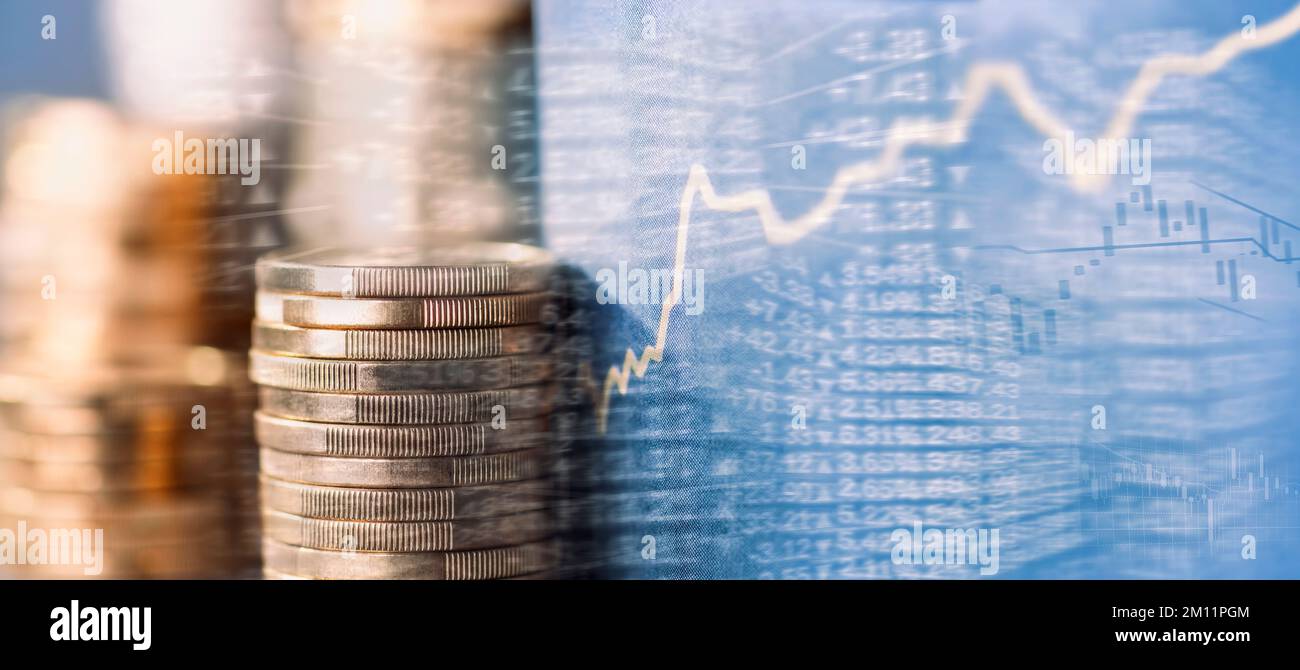 Pile d'argent avec graphique et courbe de hausse et des tableaux de prix comme symbole d'un investissement dans le marché boursier Banque D'Images