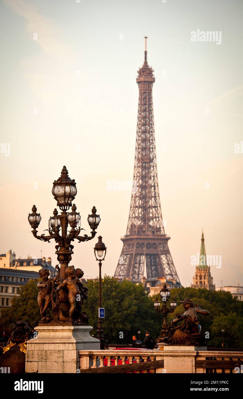 Vue sur la tour Eiffel au coucher du soleil Banque D'Images