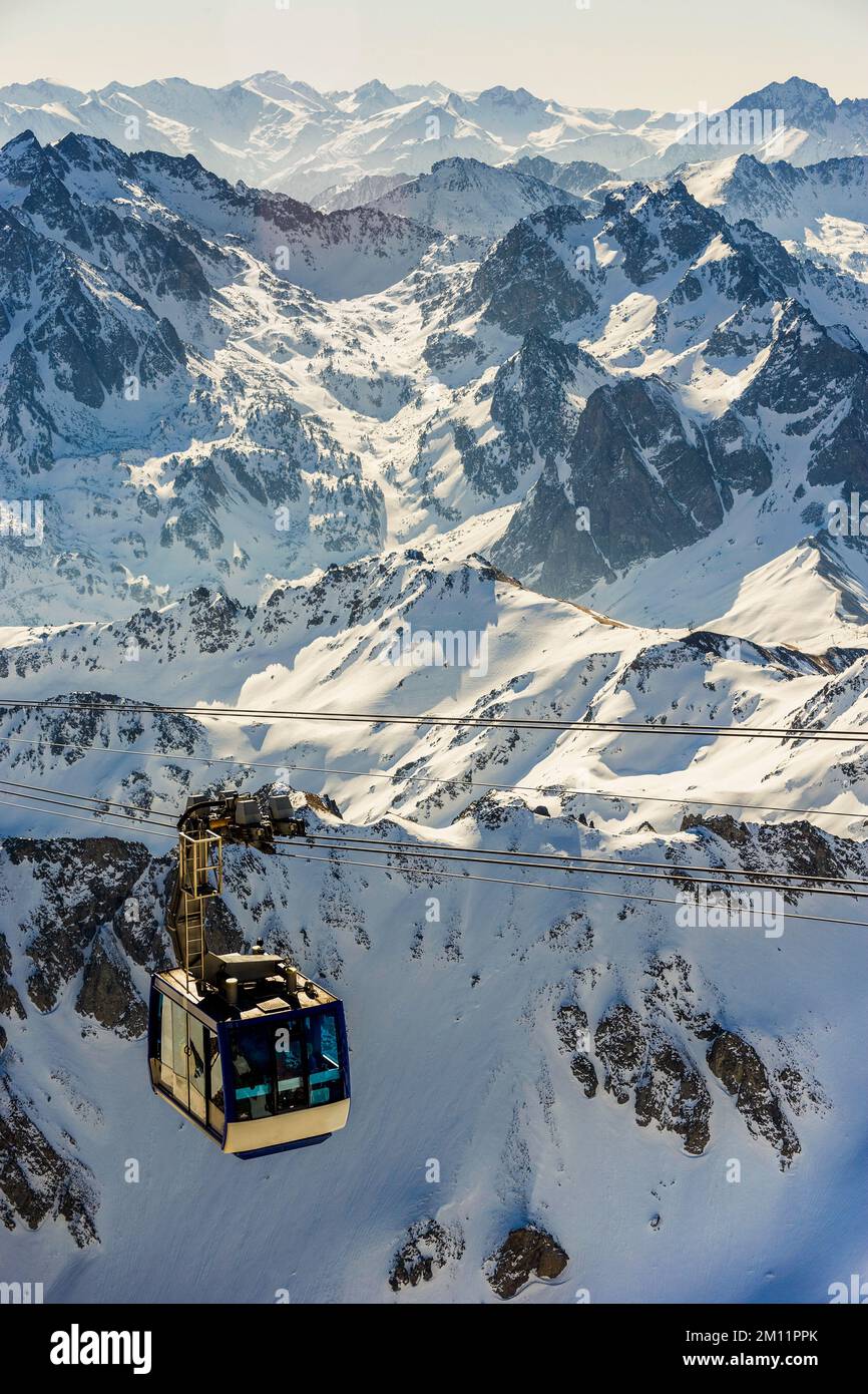 Téléphérique dans les Pyrénées avec des sommets enneigés de haute altitude en hiver Banque D'Images
