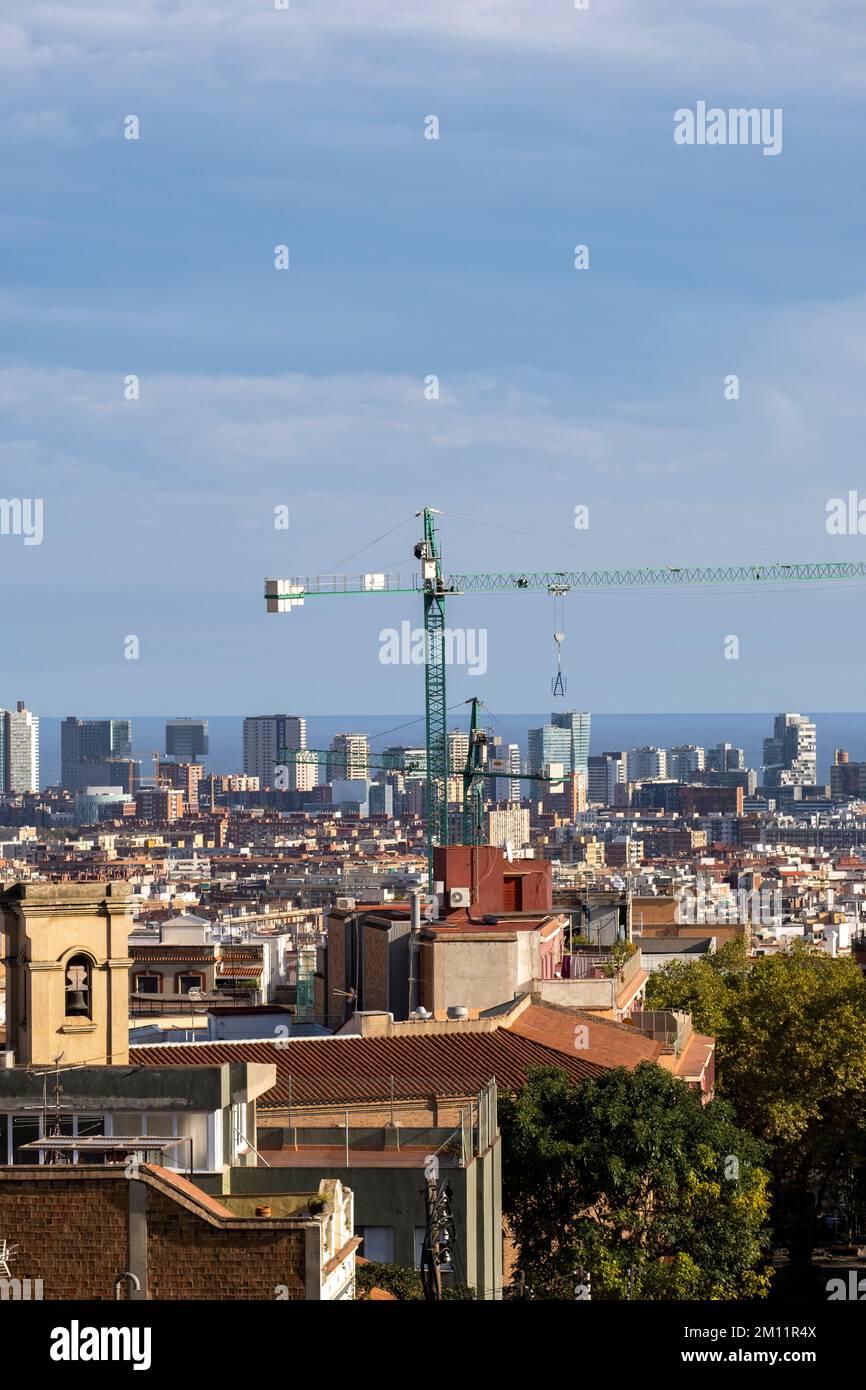 Panorama aérien de la ville de Barcelone avec une grue de construction Banque D'Images