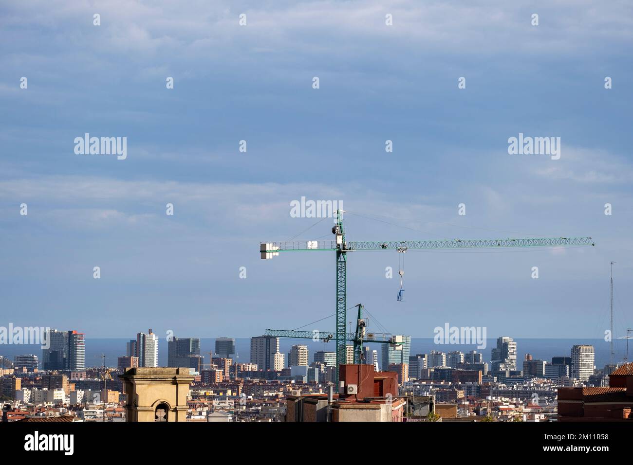 Panorama aérien de la ville de Barcelone avec une grue de construction Banque D'Images