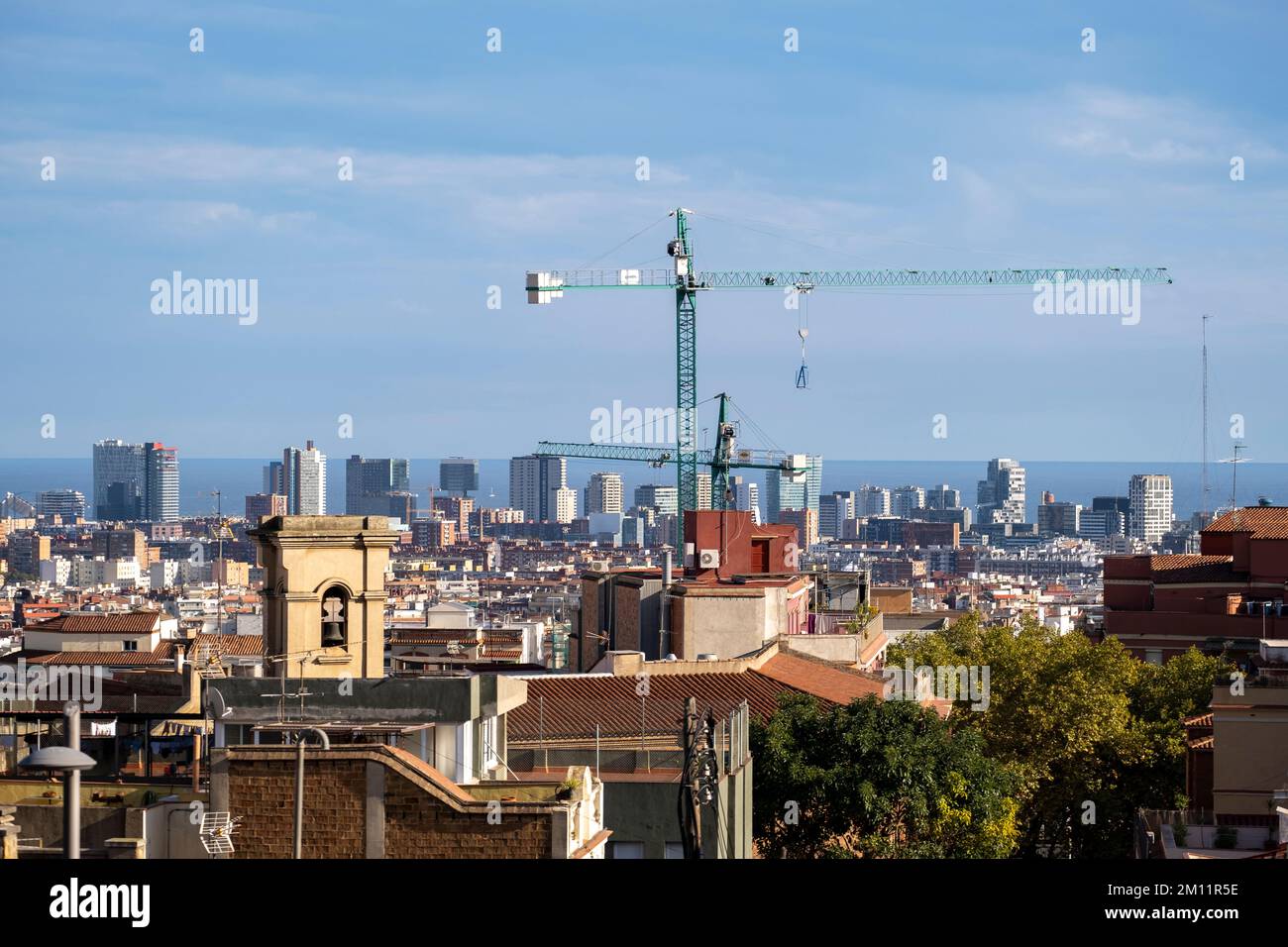 Panorama aérien de la ville de Barcelone avec une grue de construction Banque D'Images