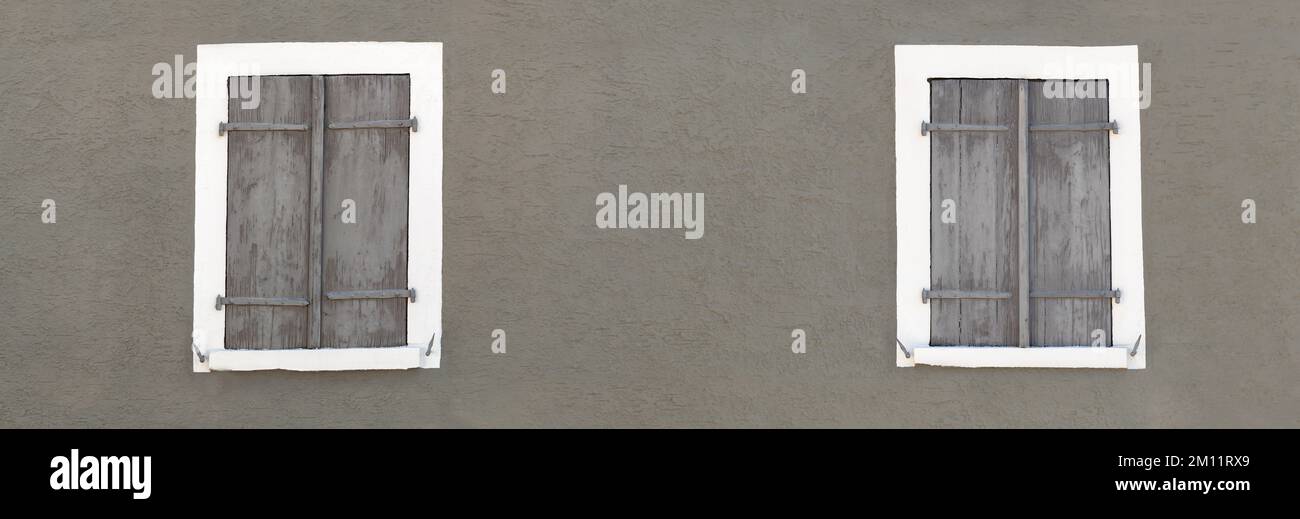 Deux fenêtres avec volets fermés en bois ancien Banque D'Images