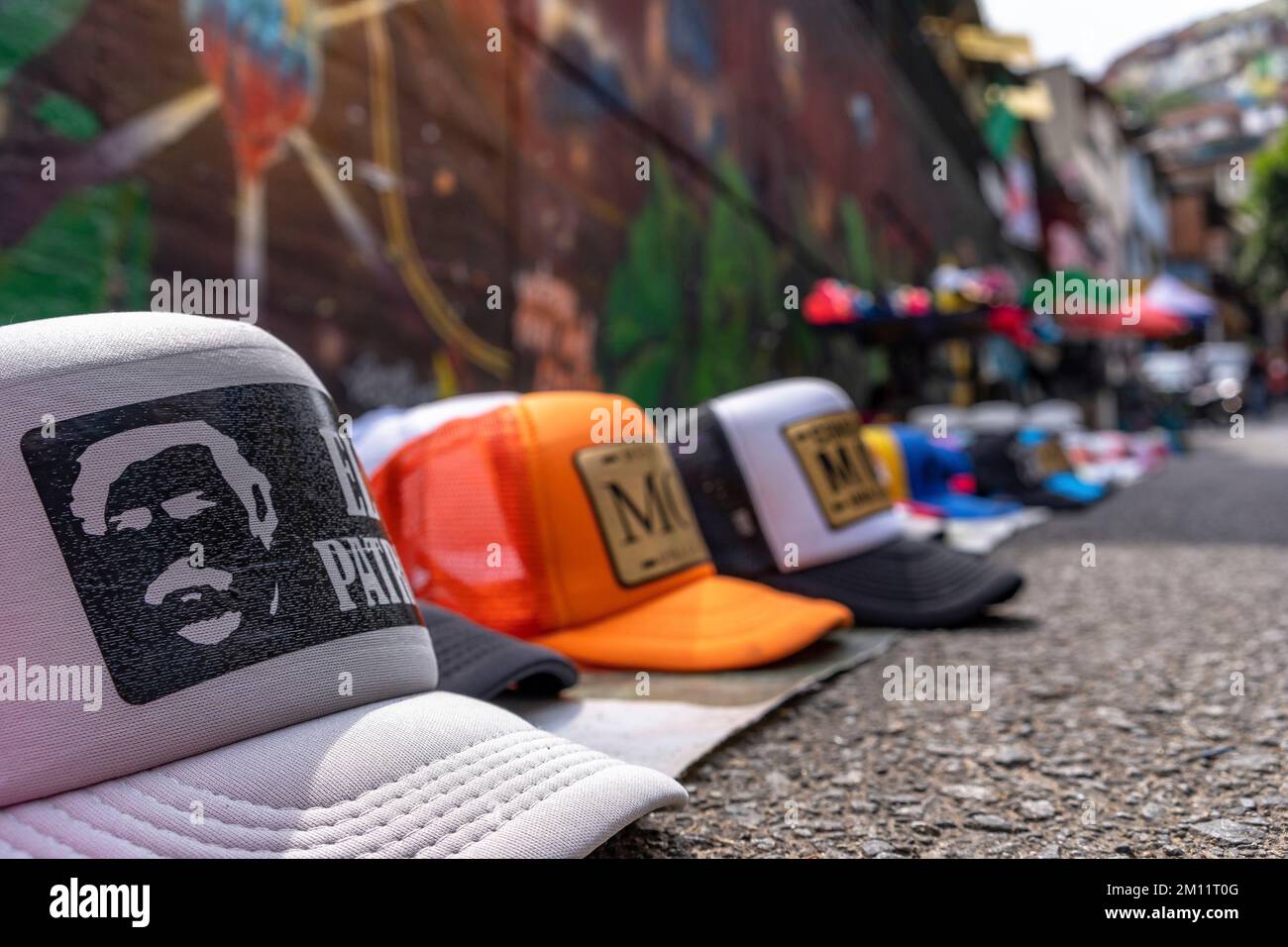 Amérique du Sud, Colombie, Departamento de Antioquia, Medellín, Comuna 13, casquettes de baseball à vendre dans la rue Banque D'Images