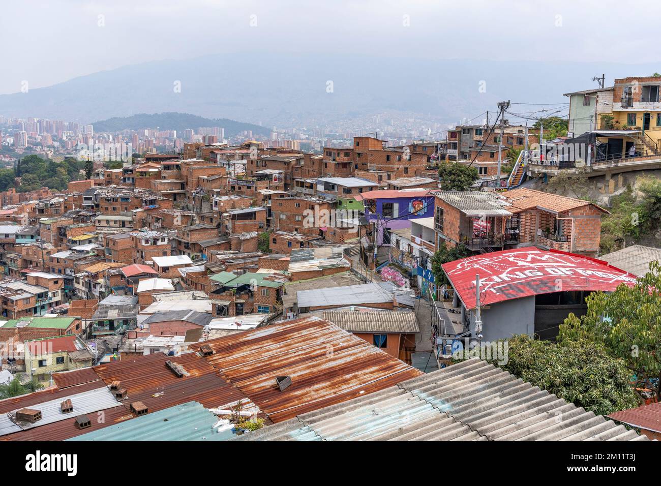 Amérique du Sud, Colombie, Departamento de Antioquia, Medellín, Comuna 13, Vue sur les toits de Comuna 13 au centre ville de Medellín dans la brume Banque D'Images