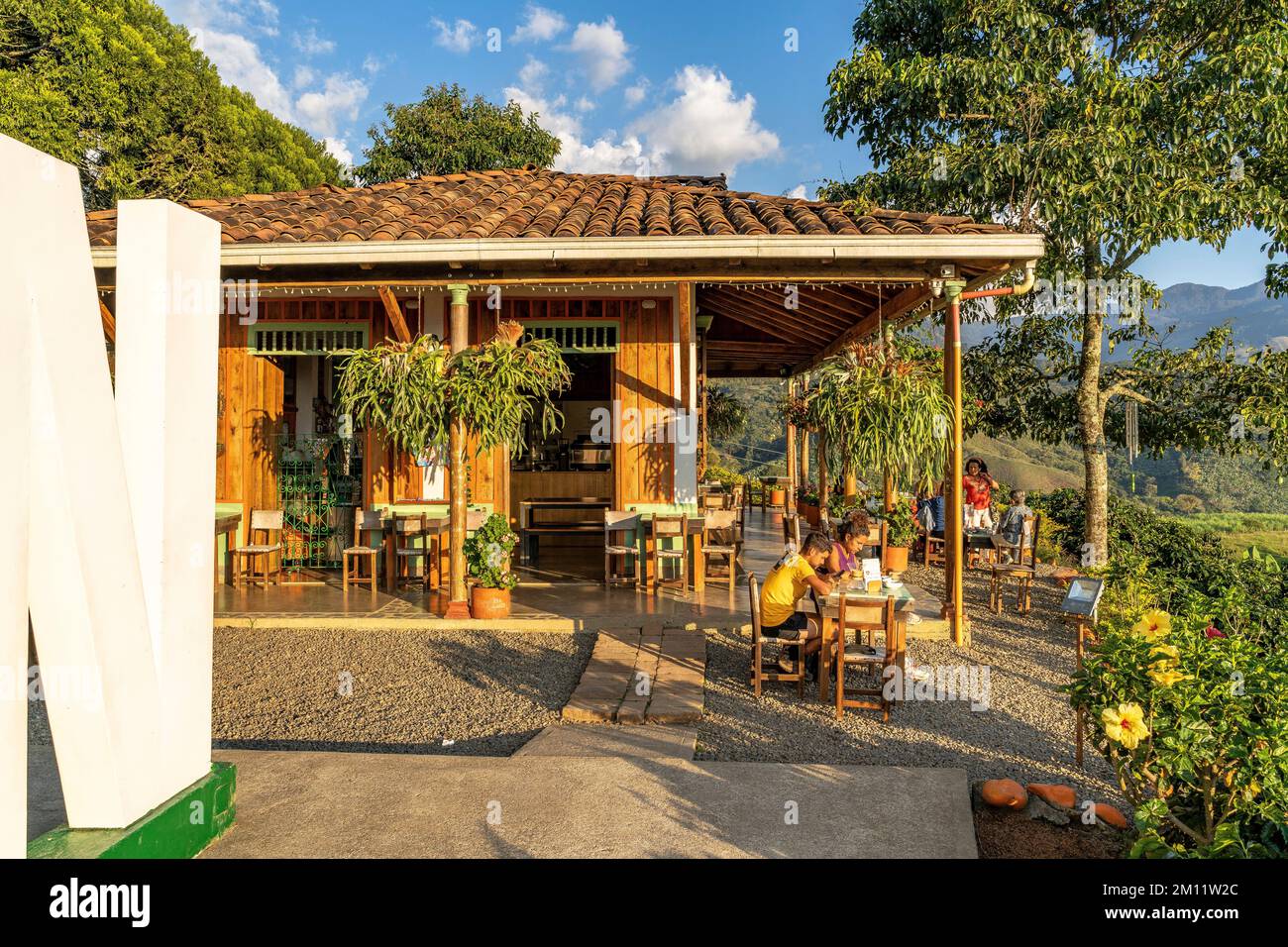 Amérique du Sud, Colombie, Departamento de Antioquia, Andes colombiennes, Jardín, Café Jardín au coucher du soleil Banque D'Images