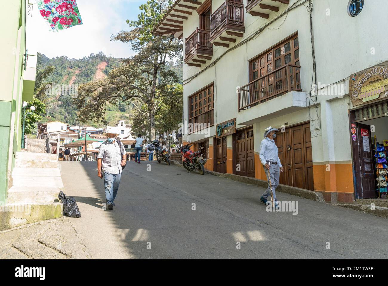 Amérique du Sud, Colombie, Departamento de Antioquia, Andes colombiennes, Jericó, les gens du coin marchent dans la rue Banque D'Images