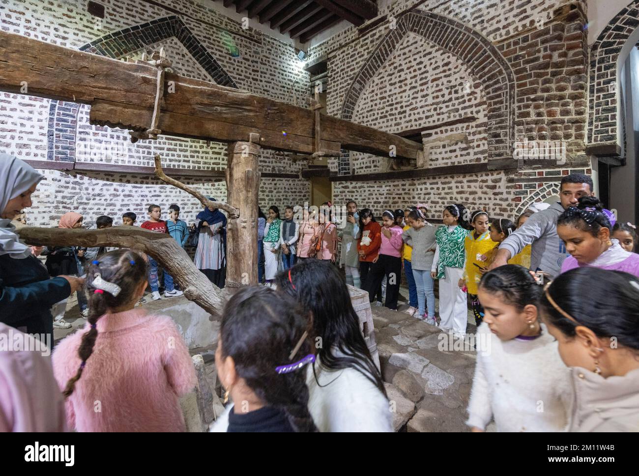 Voyage scolaire à l'intérieur du moulin à grain d'Abu Shahin, Rosetta, Egypte Banque D'Images