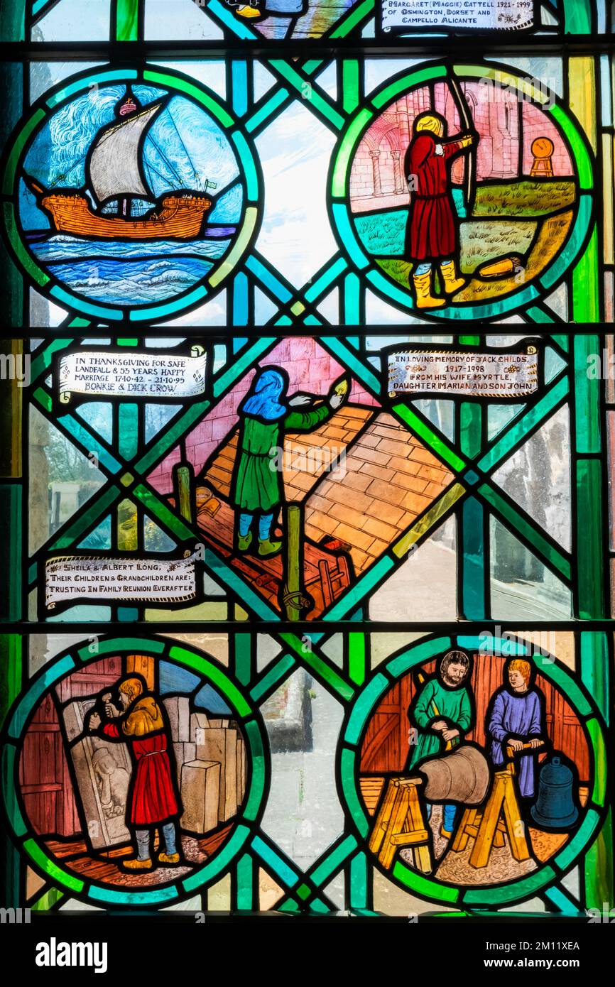 Angleterre, Dorset, Christchurch, Prieuré de Christchurch, vitraux déidiés à la mémoire des citoyens locaux Banque D'Images