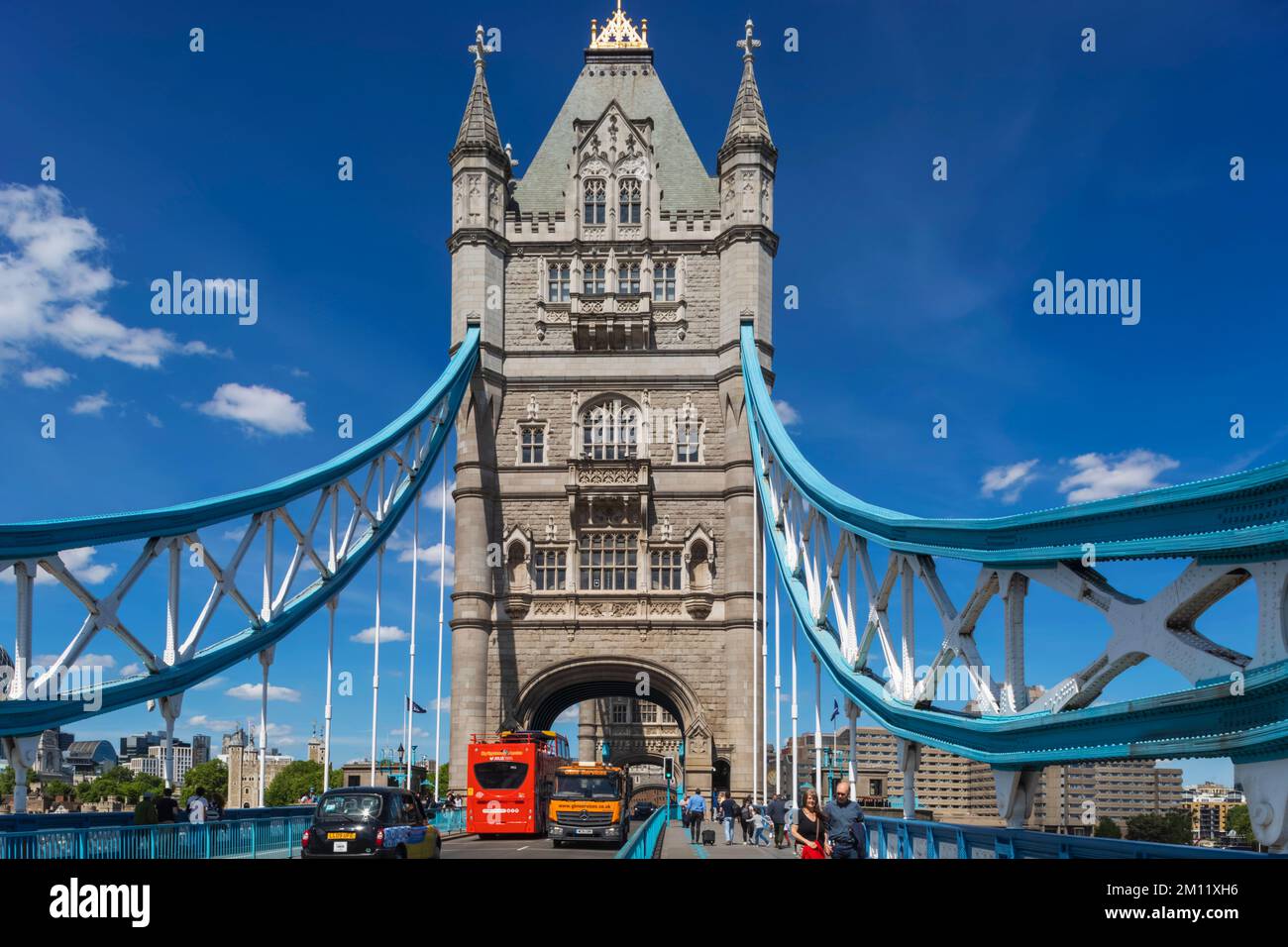 Tower Bridge avec Red Double Decker bus dans la journée, Londres, Angleterre Banque D'Images