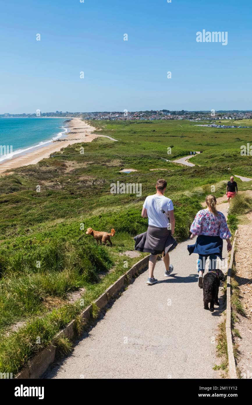 Angleterre, Dorset, Christchurch, Hengistbury Head, Dog Walkers sur le sentier Banque D'Images