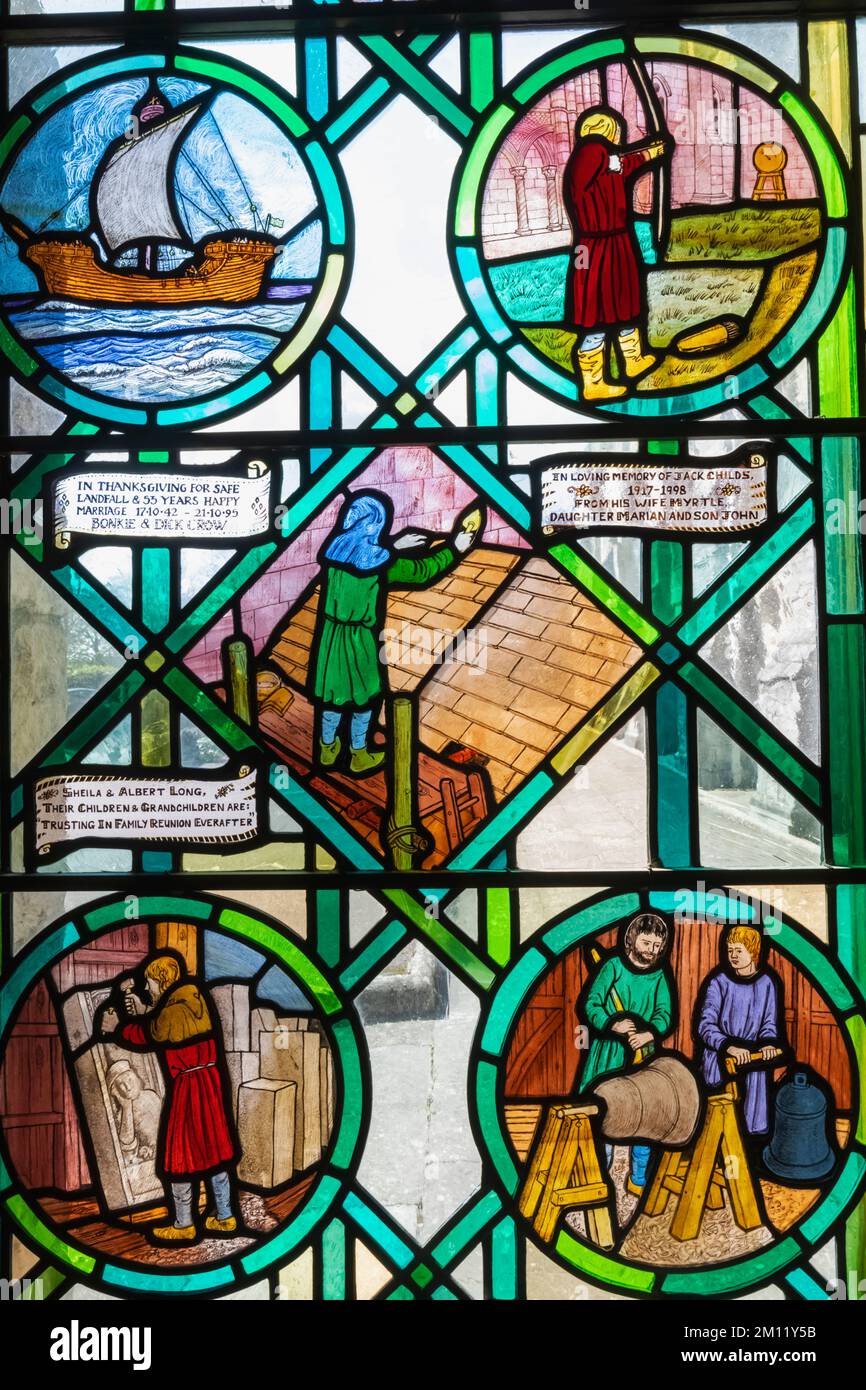 Angleterre, Dorset, Christchurch, Prieuré de Christchurch, vitraux déidiés à la mémoire des citoyens locaux Banque D'Images