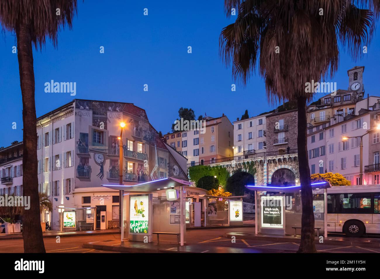 France, Côte d'Azur, Côte d'Azur, Cannes, terminal de bus et scène de rue de la région du Suquet la nuit Banque D'Images