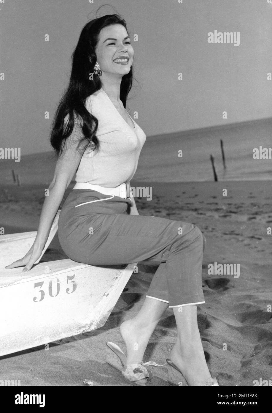 LAYA RAKI vers 1953 Portrait en pleine longueur Candid sur la plage en Italie Banque D'Images