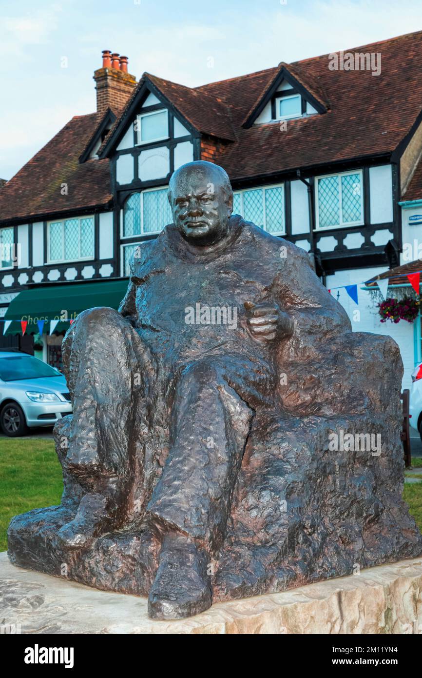 Angleterre, Kent, Westerham, la statue de Winston Churchill Banque D'Images