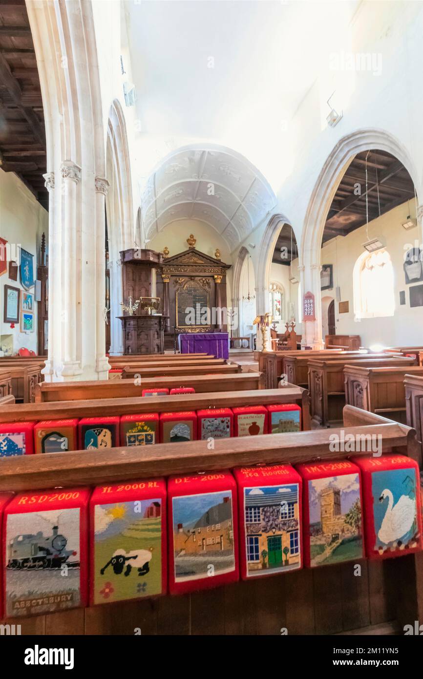 Angleterre, Dorset, Abbotsbury, Église Saint-Nicolas, Église colorée Pew Kneelers représentant des images d'Abbotsbury Banque D'Images