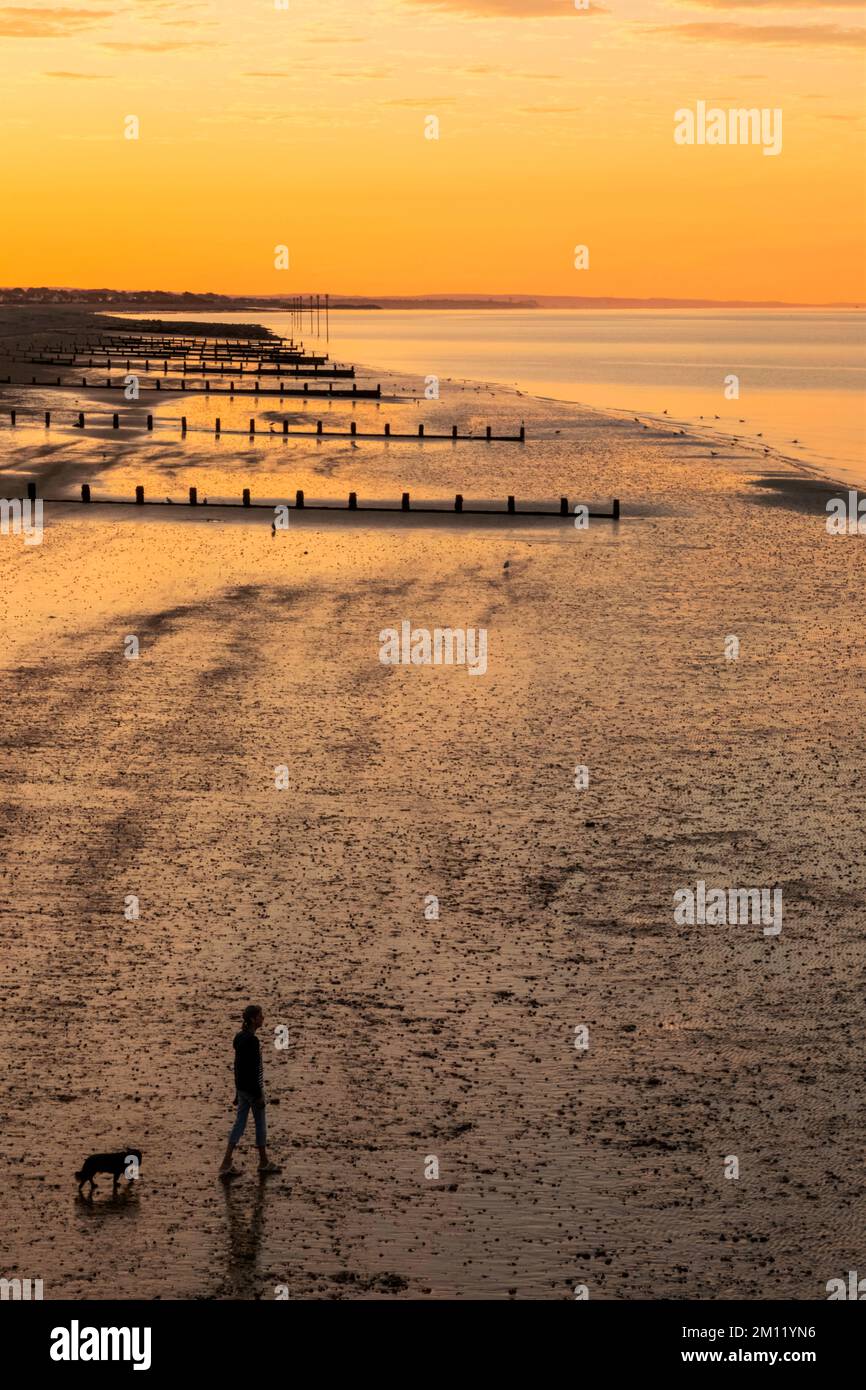 L'Angleterre, West Sussex, Bognor Regis, le lever du soleil sur la plage de Bognor Regis Banque D'Images