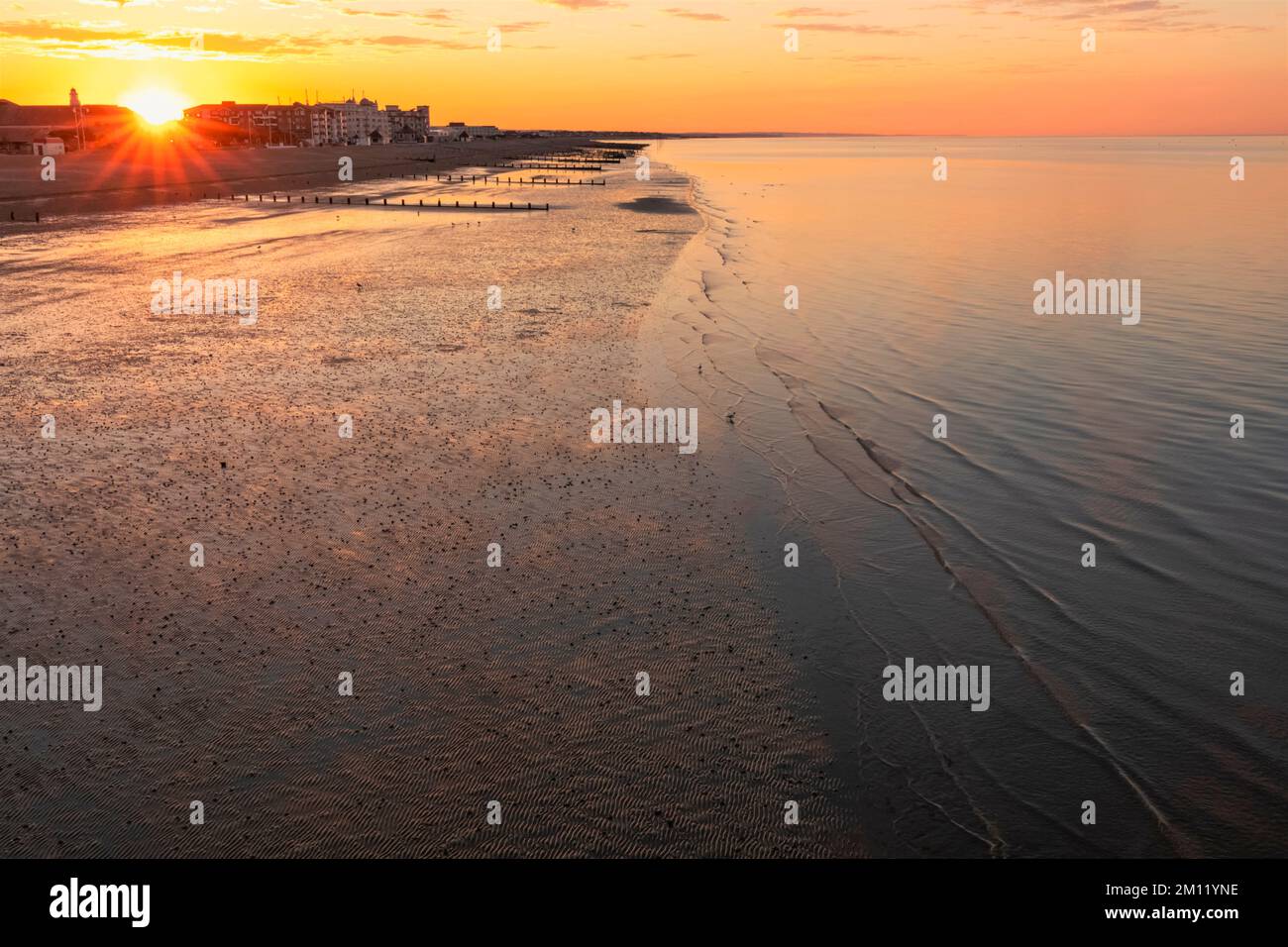 L'Angleterre, West Sussex, Bognor Regis, le lever du soleil sur la plage de Bognor Regis Banque D'Images