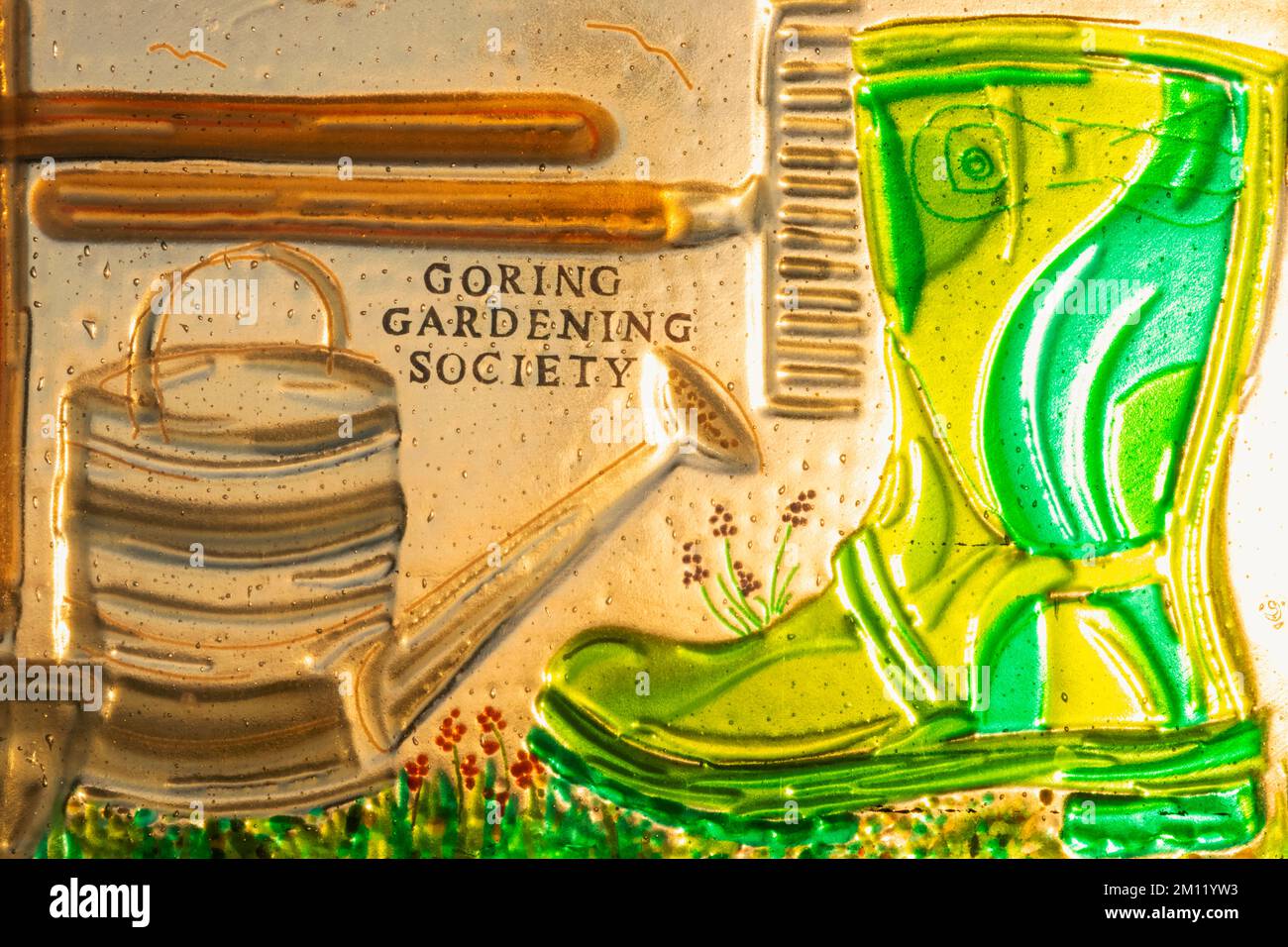 Angleterre, West Sussex, Worthing, Worthing Pier, détail d'une vitre représentant les outils de jardinage Banque D'Images