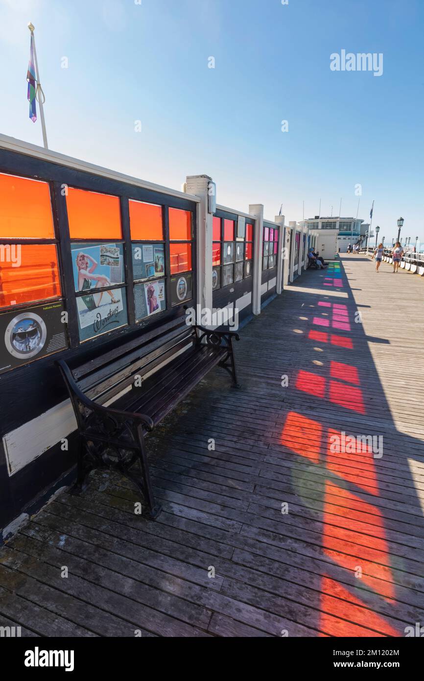 Angleterre, West Sussex, Worthing, Worthing Pier, coupe-vent en verre décoratif Banque D'Images