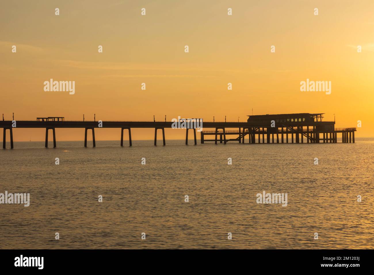 Angleterre, Kent, Deal, Sunrise Over Deal Pier Banque D'Images