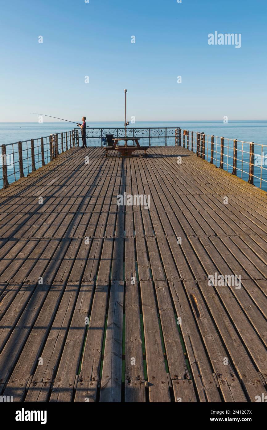 Angleterre, West Sussex, Bognor Regis, Bognor Regis Pier et Fisherman Banque D'Images