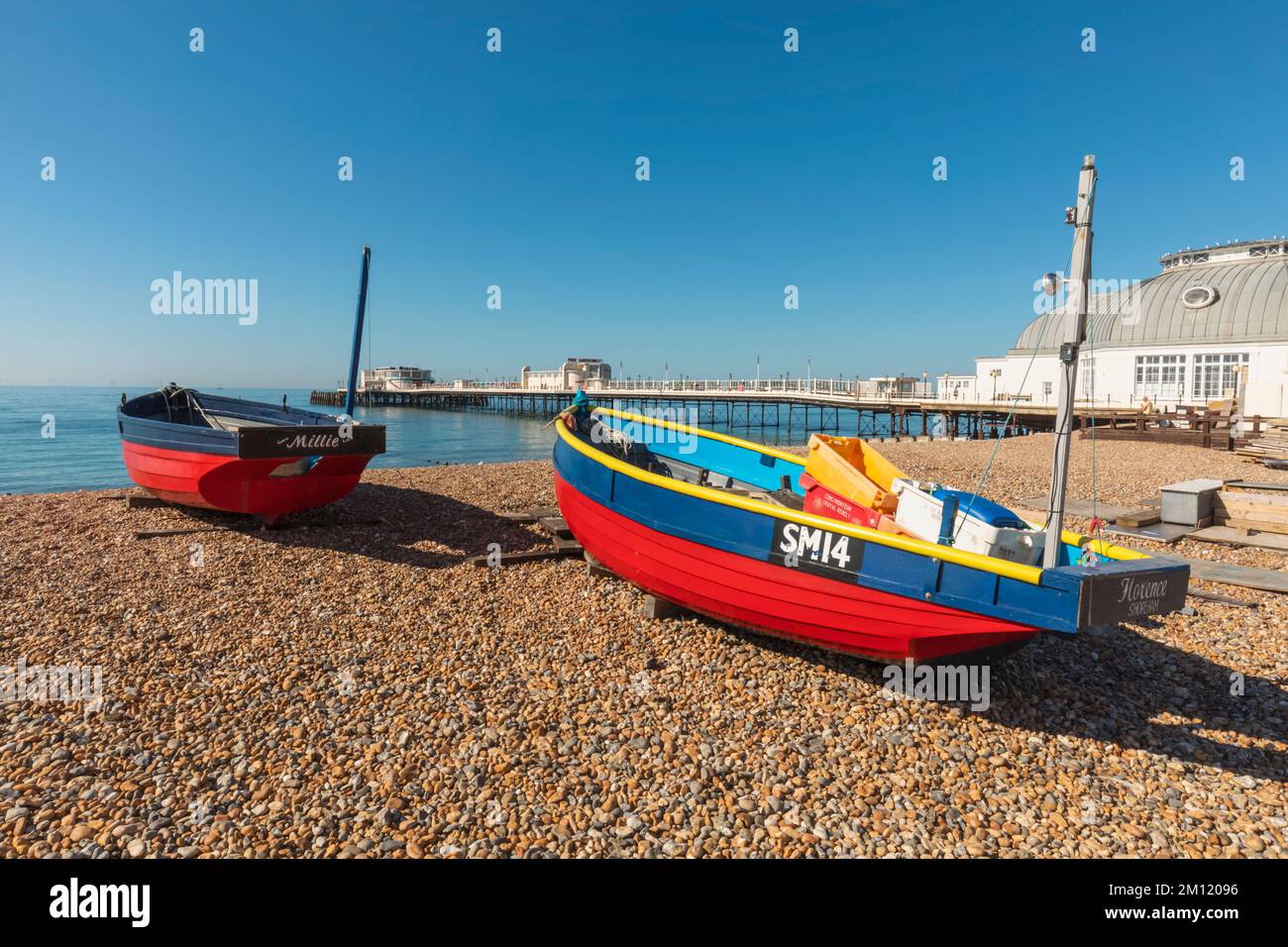 Angleterre, West Sussex, Worthing, Worthing Beach et bateaux de pêche colorés Banque D'Images