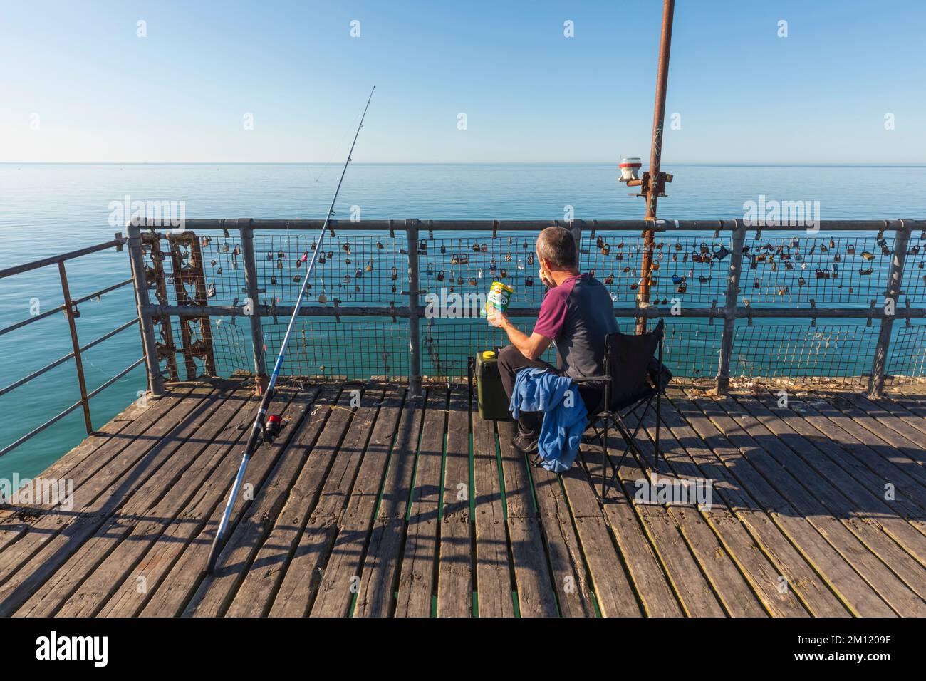 Angleterre, West Sussex, Bognor Regis, Bognor Regis Pier et Fisherman Banque D'Images