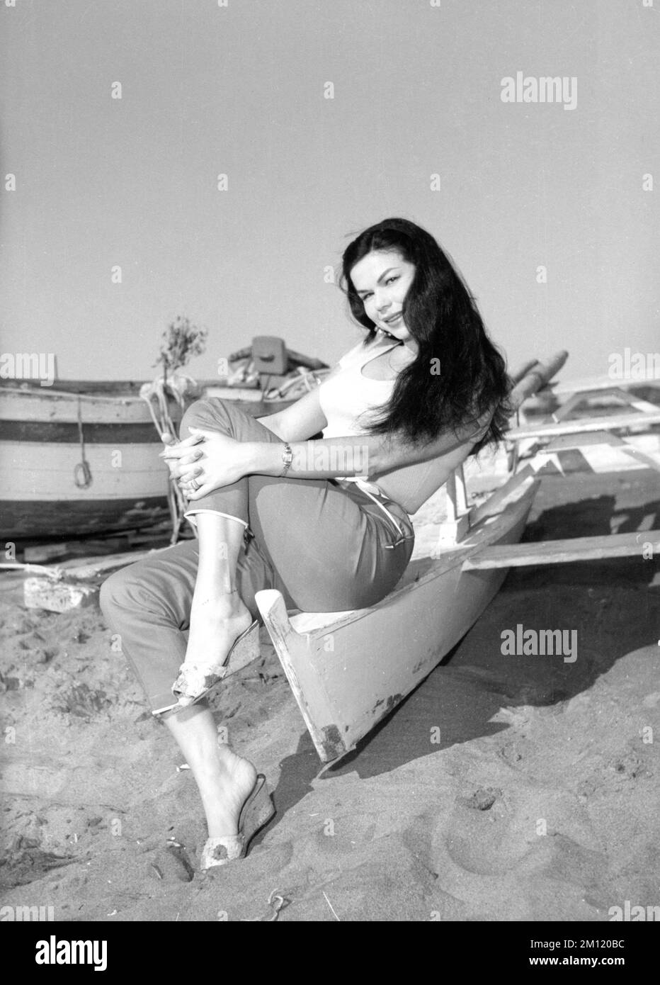 LAYA RAKI vers 1953 Portrait en pleine longueur Candid sur la plage en Italie Banque D'Images