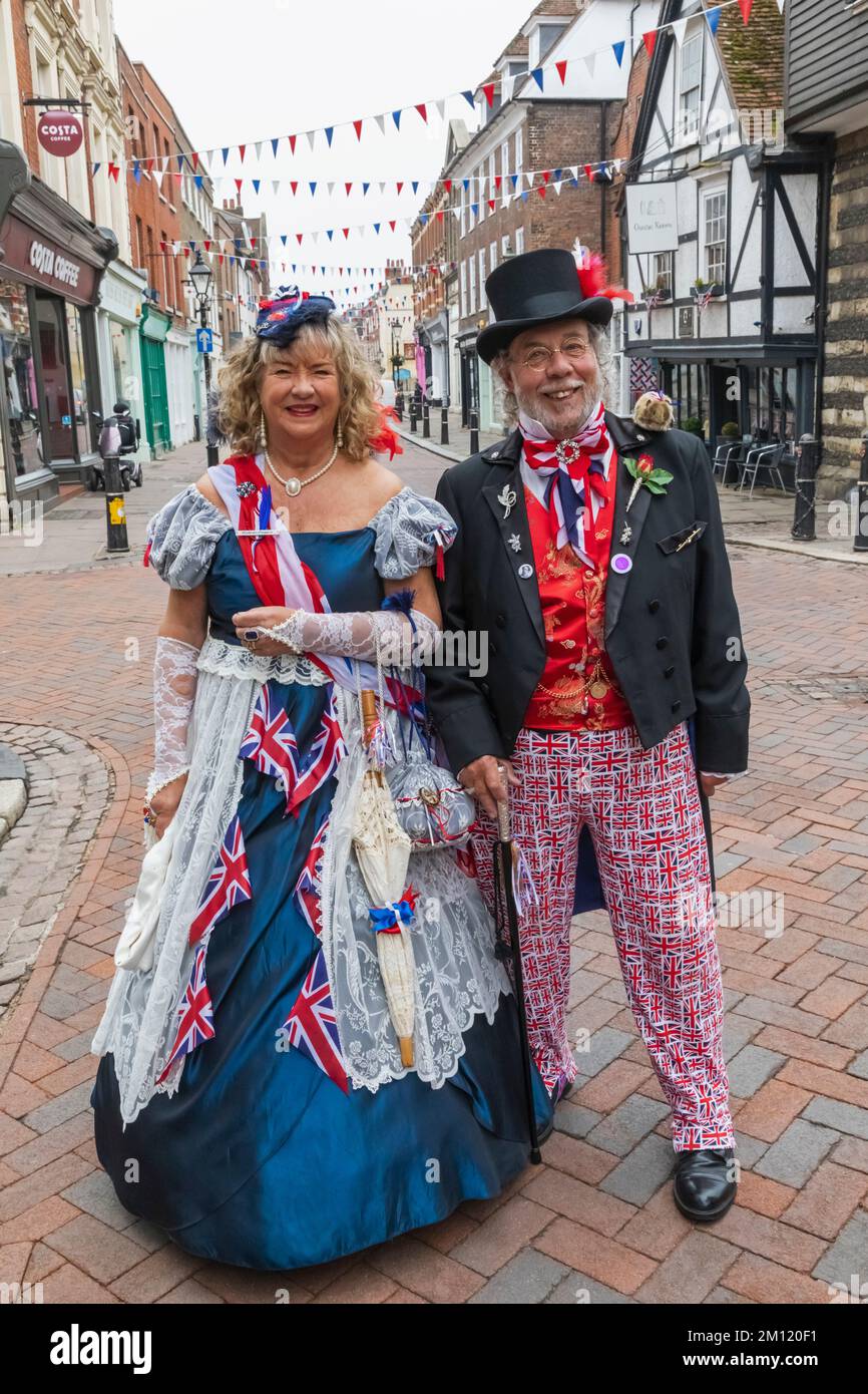 Angleterre, Kent, Rochester, le festival annuel Dickens, couple vêtu d'un costume victorien Banque D'Images