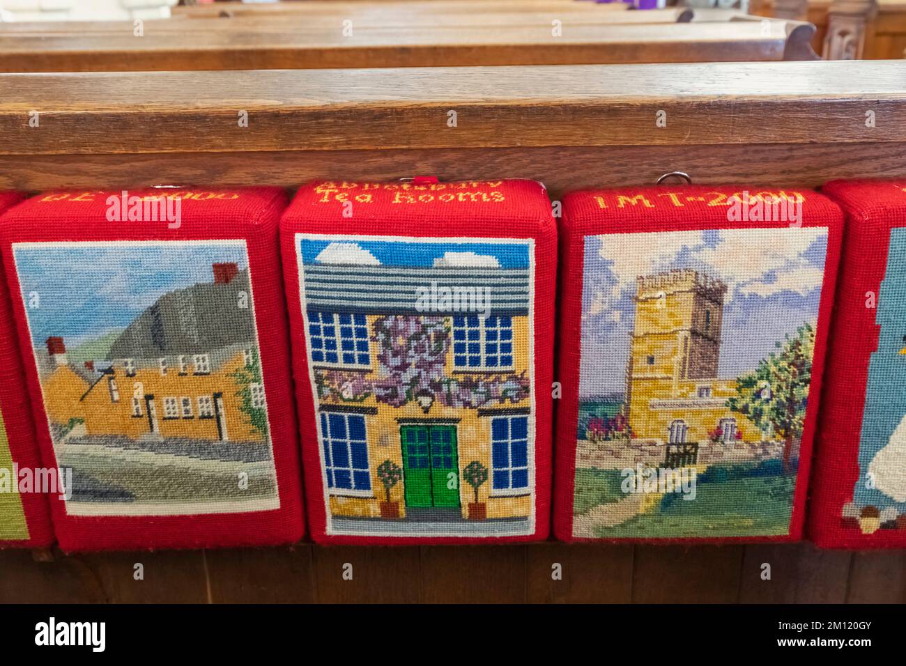 Angleterre, Dorset, Abbotsbury, Église Saint-Nicolas, Église colorée Pew Kneelers représentant des images d'Abbotsbury Banque D'Images