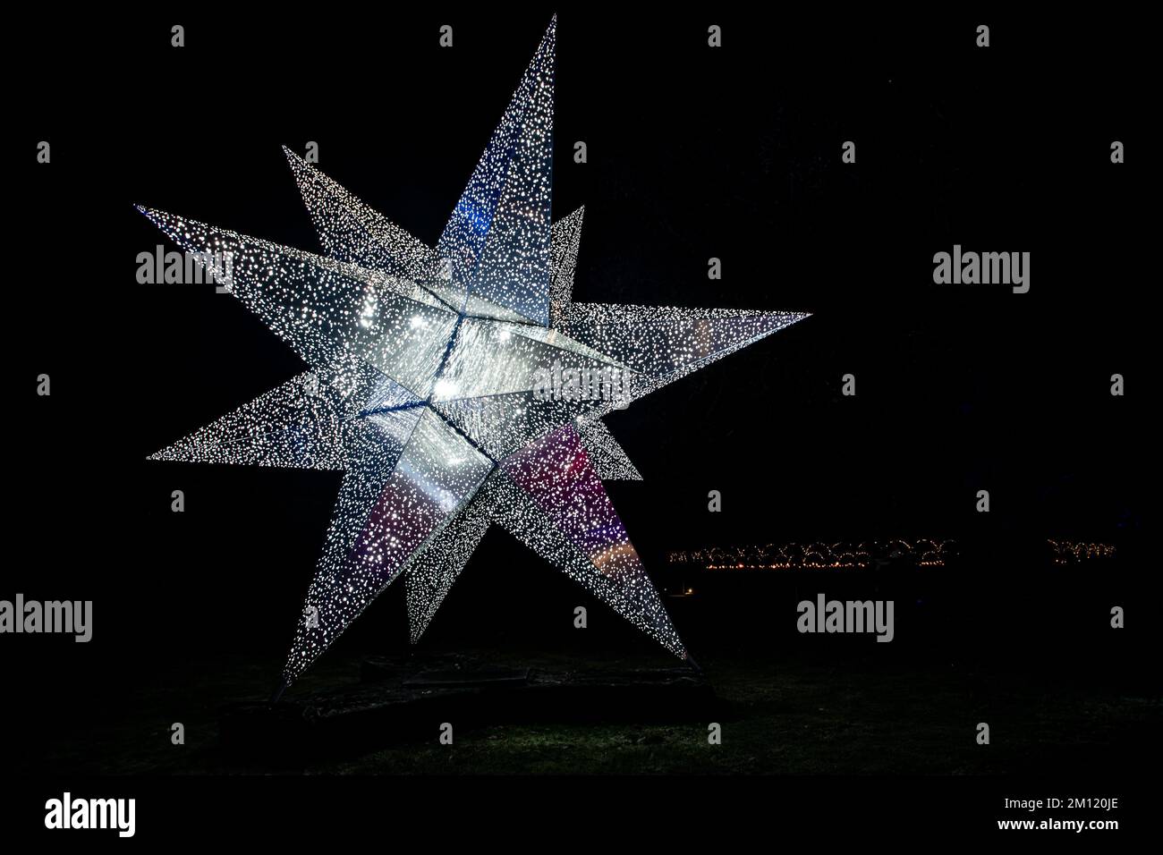 Étoile pointue illuminée sur le sentier lumineux de Noël et d'hiver de Blenheim Banque D'Images
