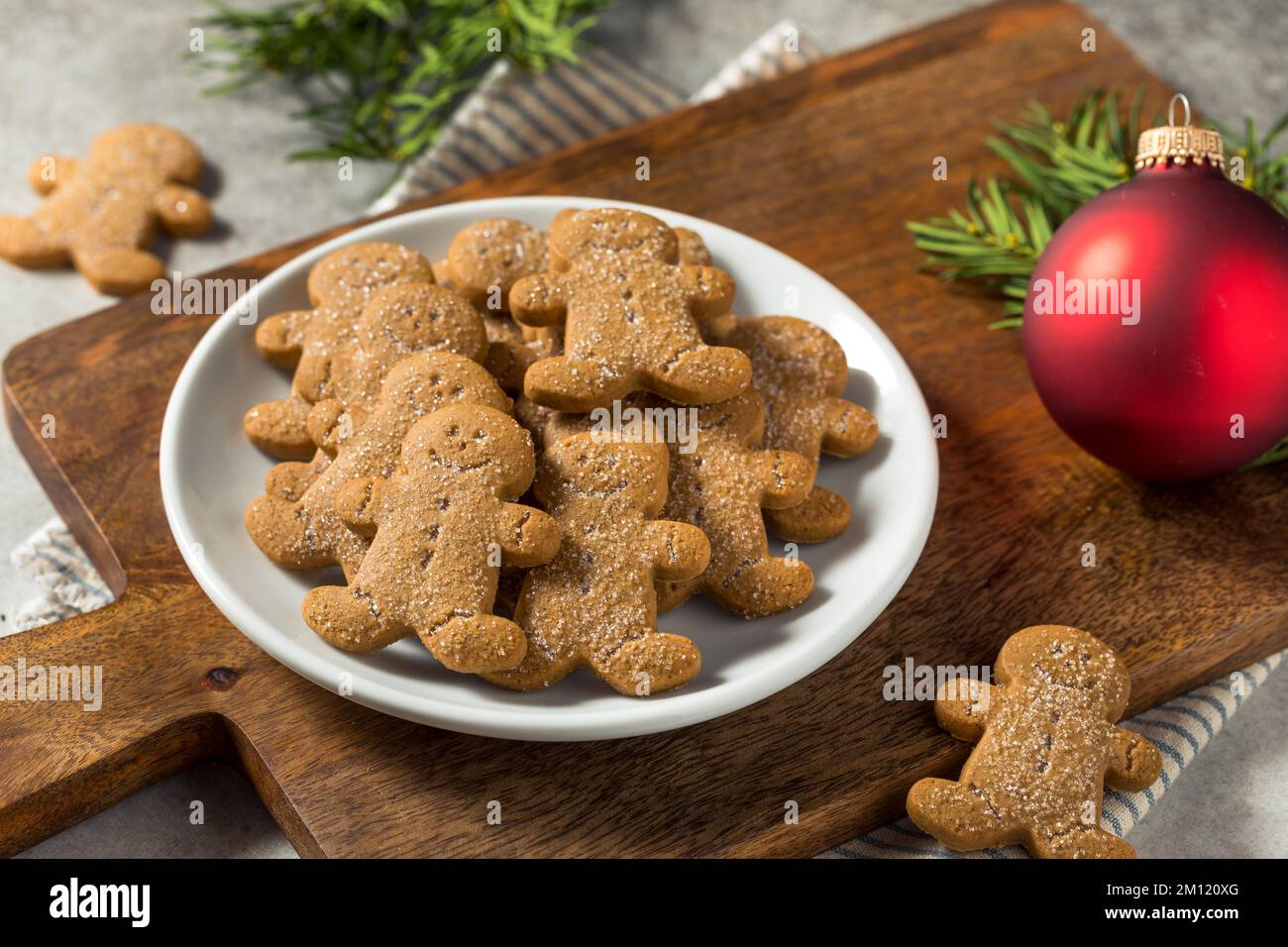 Biscuits maison de pain d'épice pour hommes avec du sucre sur une assiette Banque D'Images