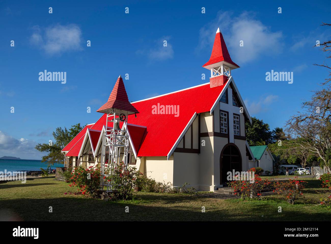 Église notre Dame Auxiliatrice avec un toit rouge distinctif au Cap Malheureux, Ile Maurice, Océan Indien Banque D'Images