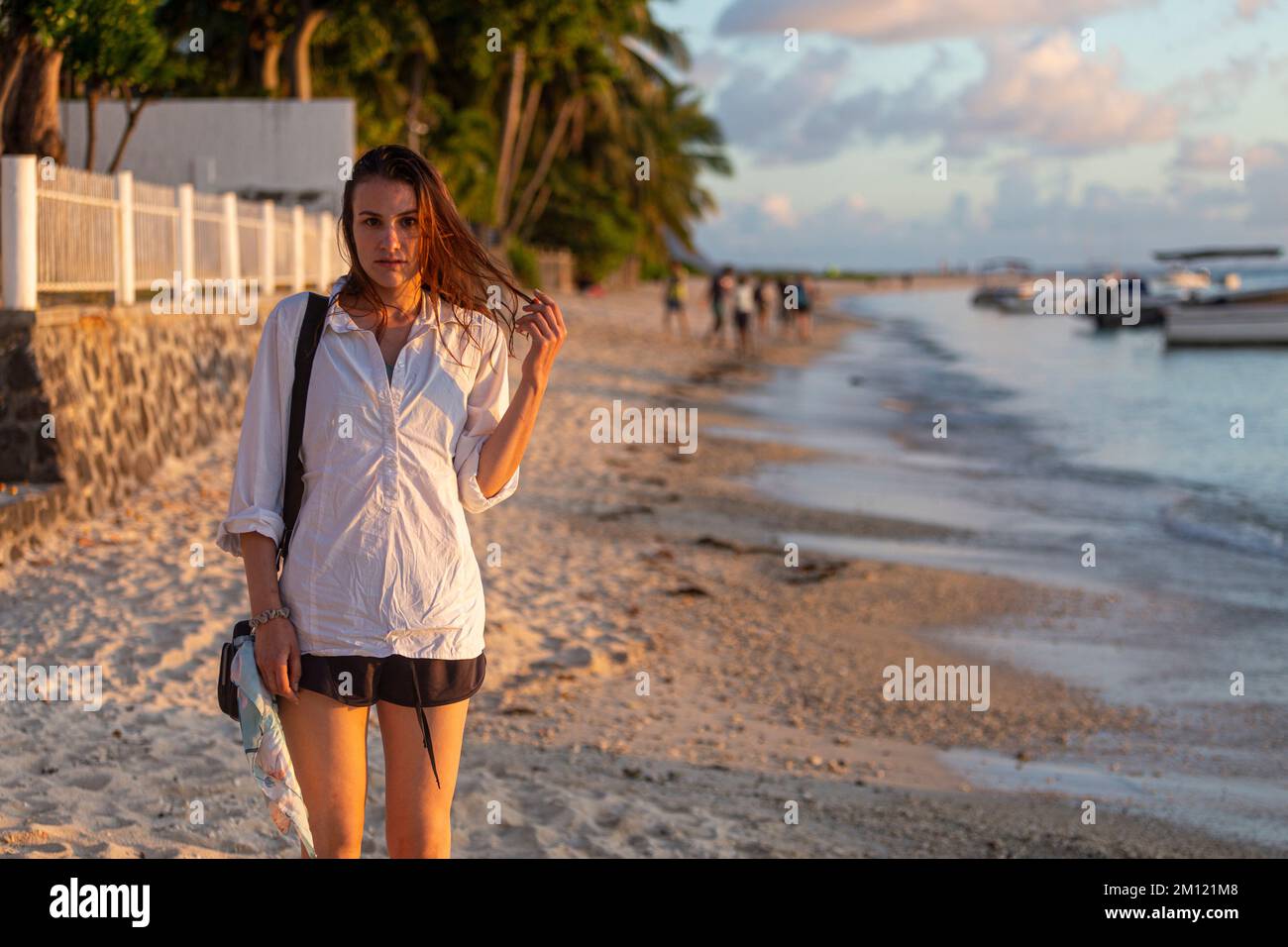 Jeune modèle sur l'une des plages de westcoast, île maurice, Afrique Banque D'Images