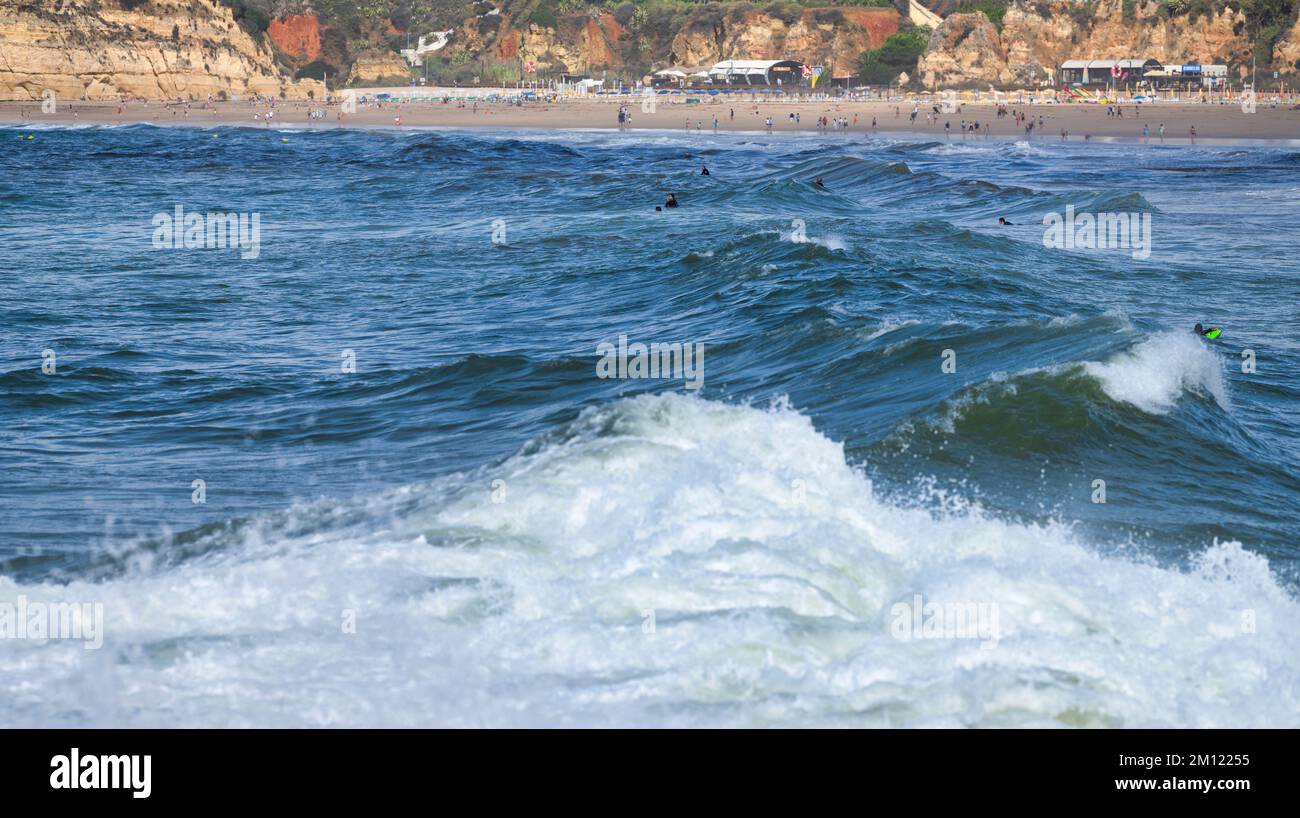 Surfeur dans l'océan Atlantique, Praia da Rocha, Portimao, Algarve, Portugal, Europe Banque D'Images