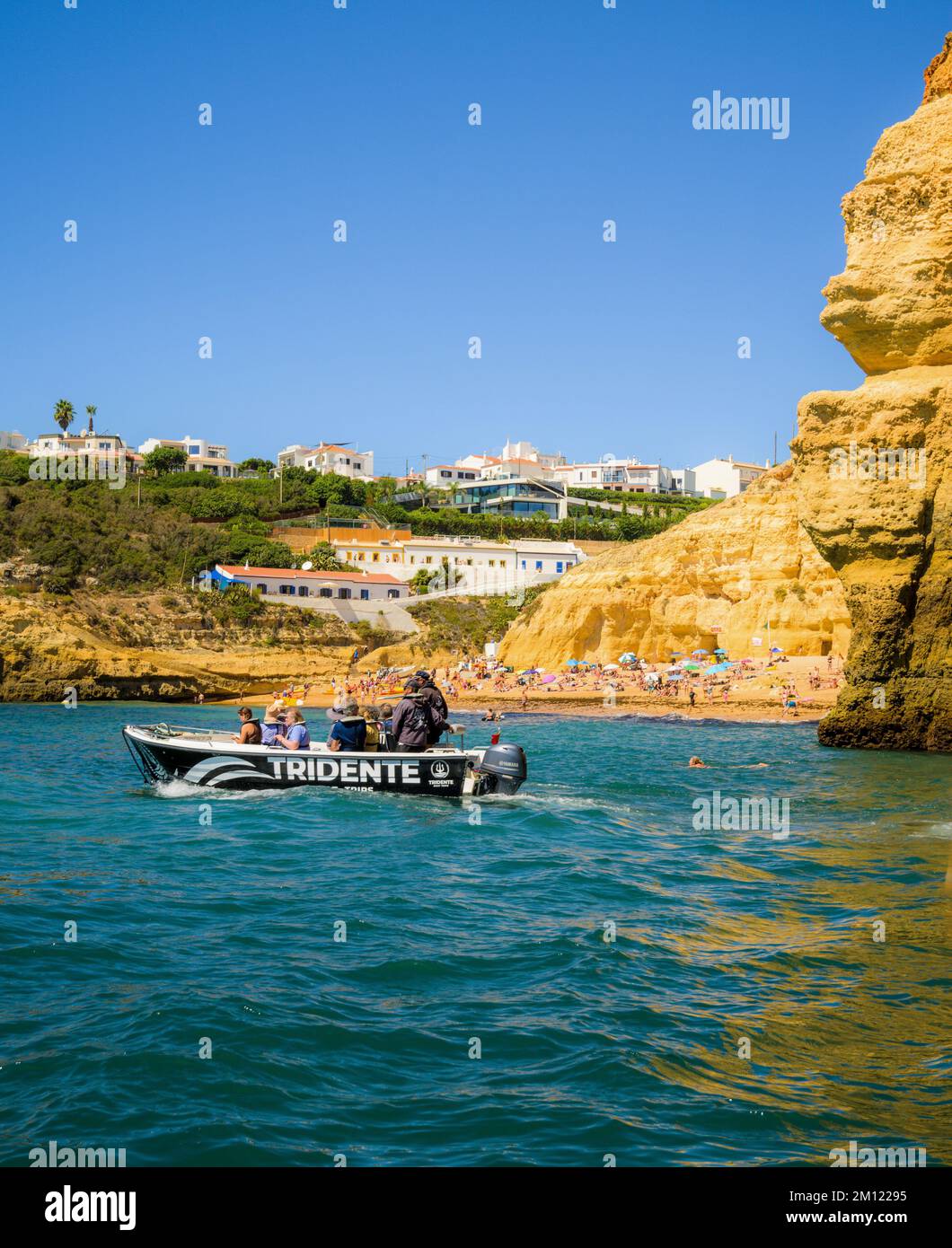 Excursion en bateau le long de la côte, Corvoeiro, Algarve, Portugal, Europe Banque D'Images