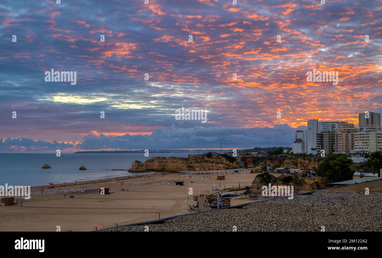 Coucher de soleil sur la plage de Praia da Rocha, Portimao, Algarve, Portugal, Europe Banque D'Images