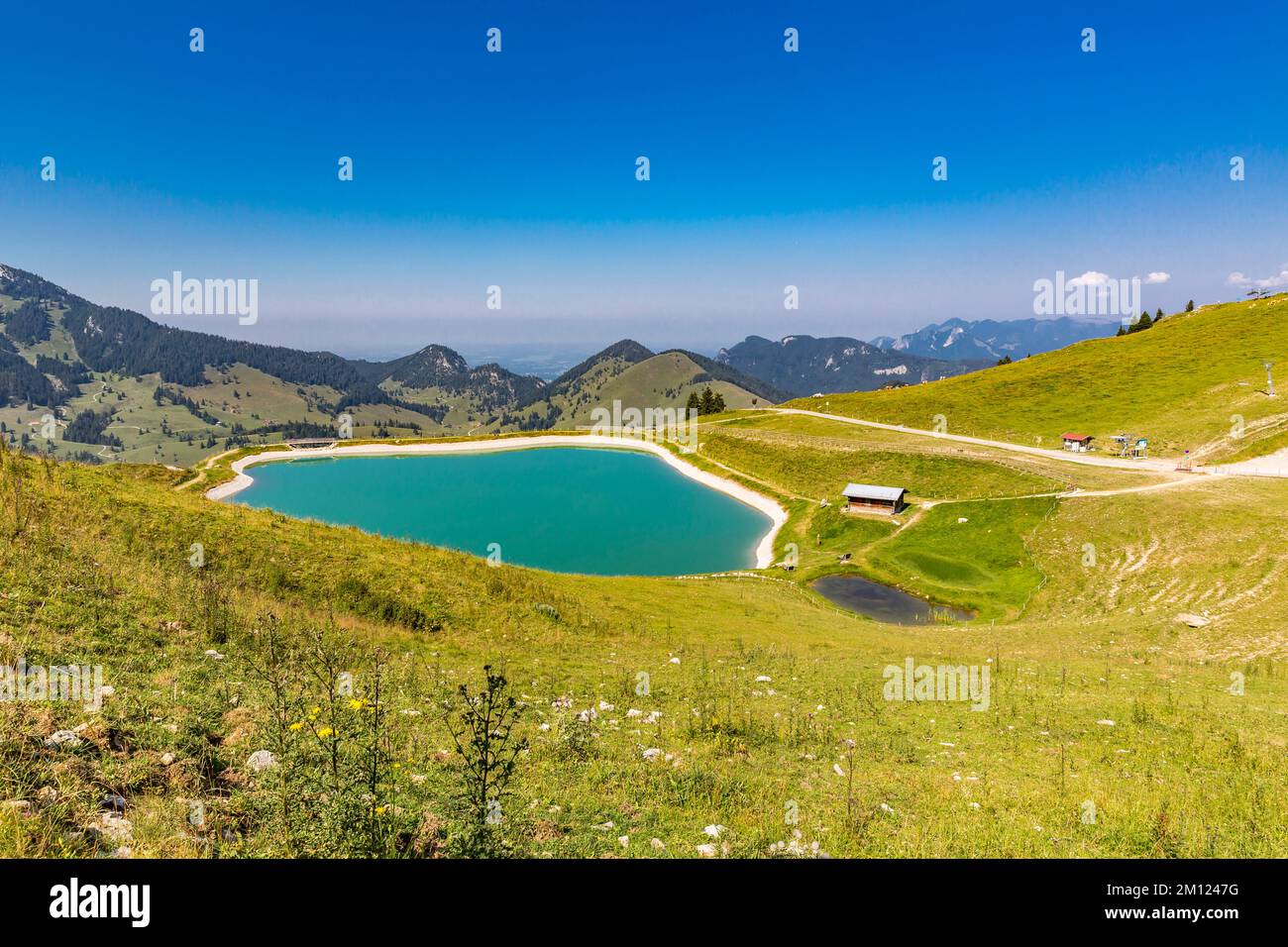 Réservoir de Sudelfeld, Sudelfeld supérieur, Schortenkopf, 1322 m, Wildbarren, 1442 m, Brünnstein, 1634 m, Bayrischzell, Mangfall, Haute-Bavière, Bavière, Allemagne, Europe Banque D'Images