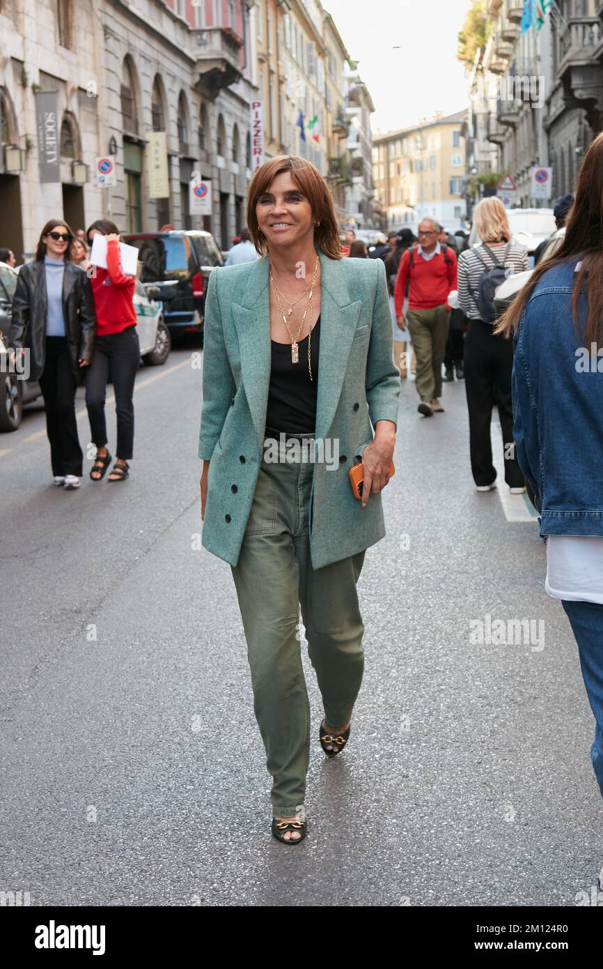 MILAN, ITALIE - 21 SEPTEMBRE 2022 : Carine Roitfeld avant le défilé de mode Alberta Ferretti, Milan Fashion week Street style Banque D'Images