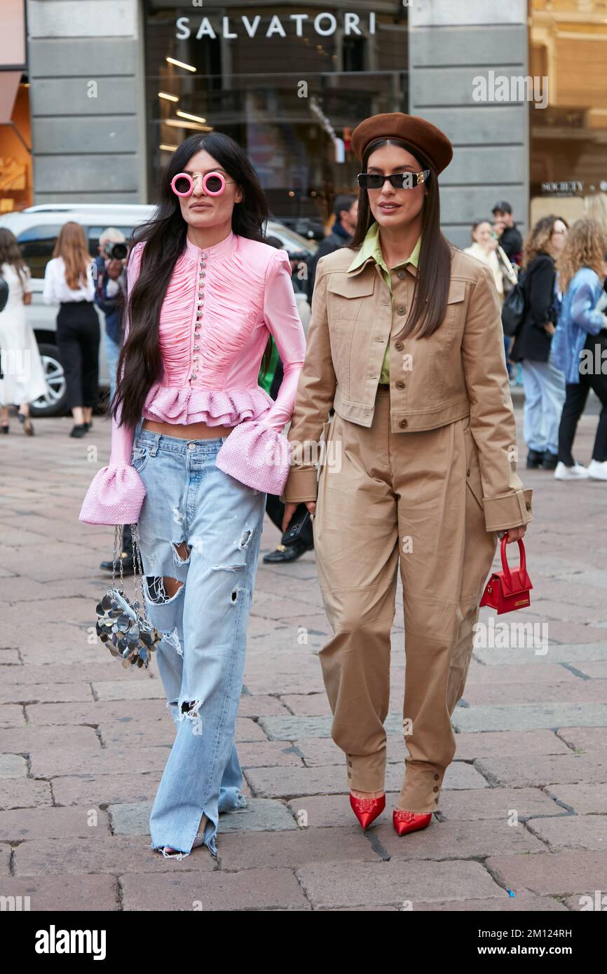 MILAN, ITALIE - 21 SEPTEMBRE 2022:Angela Rozas Saiz et Aida Domenech avant le défilé de mode Alberta Ferretti, Milan Fashion week Street style Banque D'Images