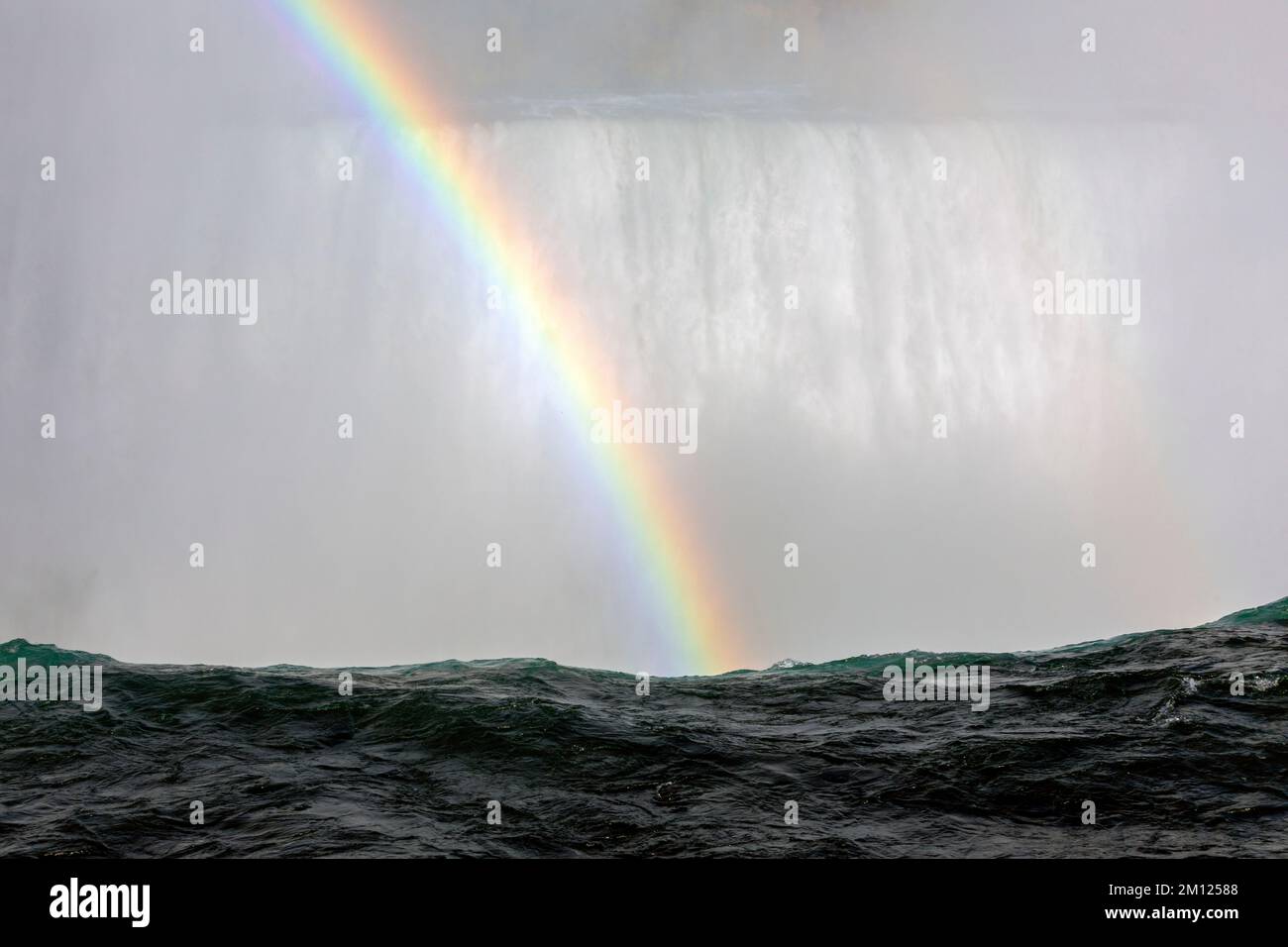 Canada, Ontario, Niagara Falls, The Horseshe Falls en plein jour avec un arc-en-ciel Banque D'Images