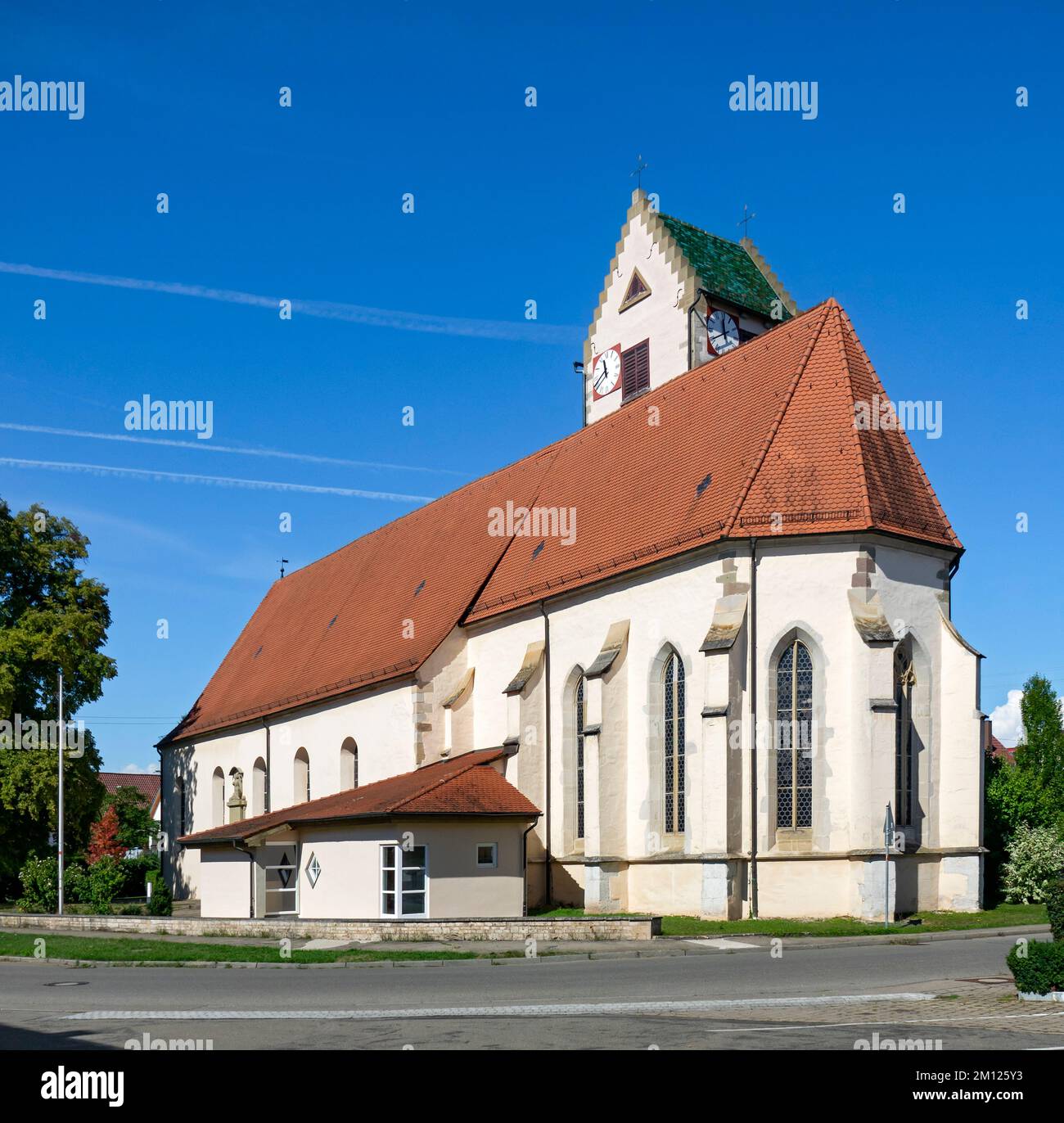 L'autel de l'église, Saint Ursula à Oberndorf, est un important autel gothique sculpté qui a été créé vers 1510/15. Les charnières sur les côtés de l'autel prouvent que c'était à l'origine un autel ailé. Le couronnement de Marie dans l'autel montre Marie entre Christ et Dieu le Père. À gauche du couronnement de Marie se trouve Jean le Baptiste et Jean l'évangéliste. À droite, Peter et Andrew. Les bustes ci-dessous montrent les Saints Sebastian, Sixtus, Lawrence et Paul. Banque D'Images