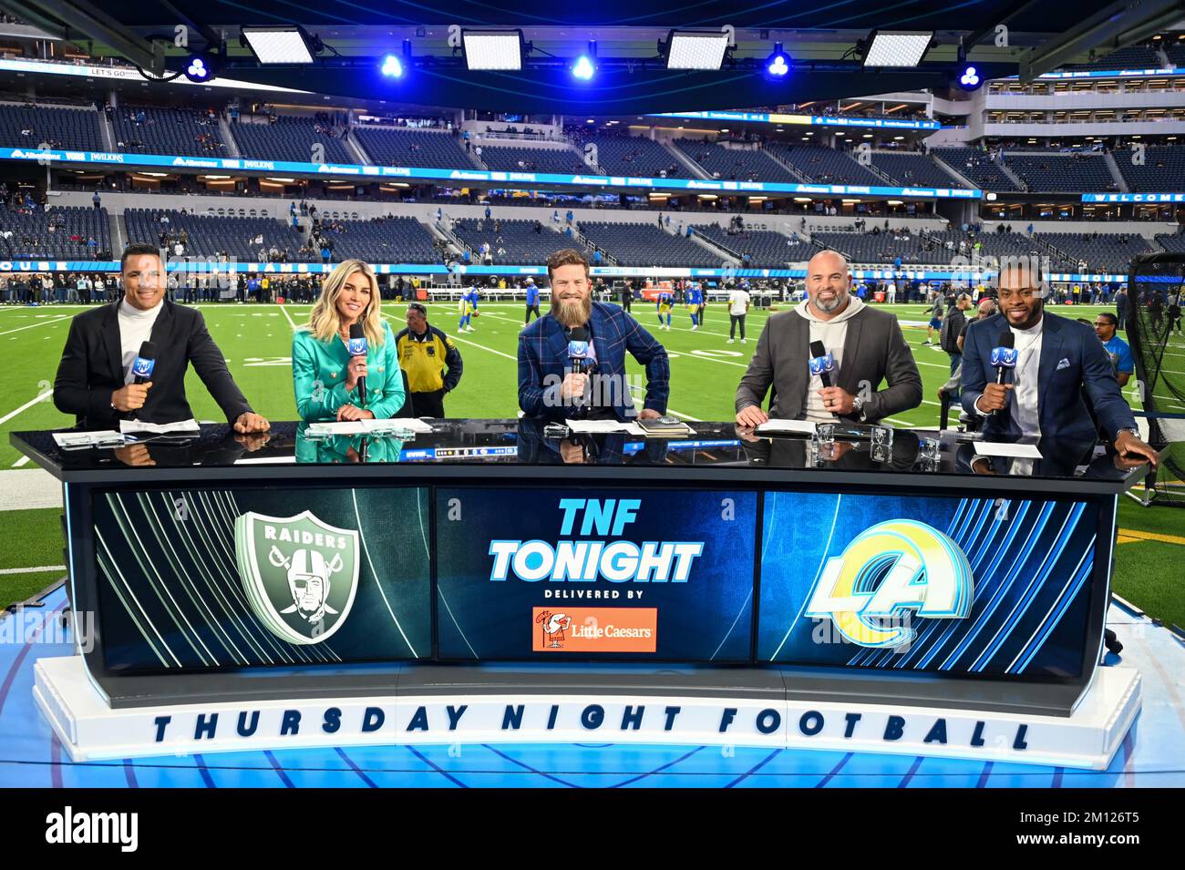 Les diffuseurs de football du jeudi soir (de gauche à droite) Tony Gonzalez, Charissa Thompson, Ryan Fitzpatrick, Andrew Whitworth et Richard Sherman sur le tournage du film Prime au SoFi Stadium avant un match de la NFL entre les Rams de Los Angeles et les Raiders de Las Vegas le jeudi 8 décembre 2022 à Inglewood, Calif. (Dylan Stewart/image of Sport) Banque D'Images